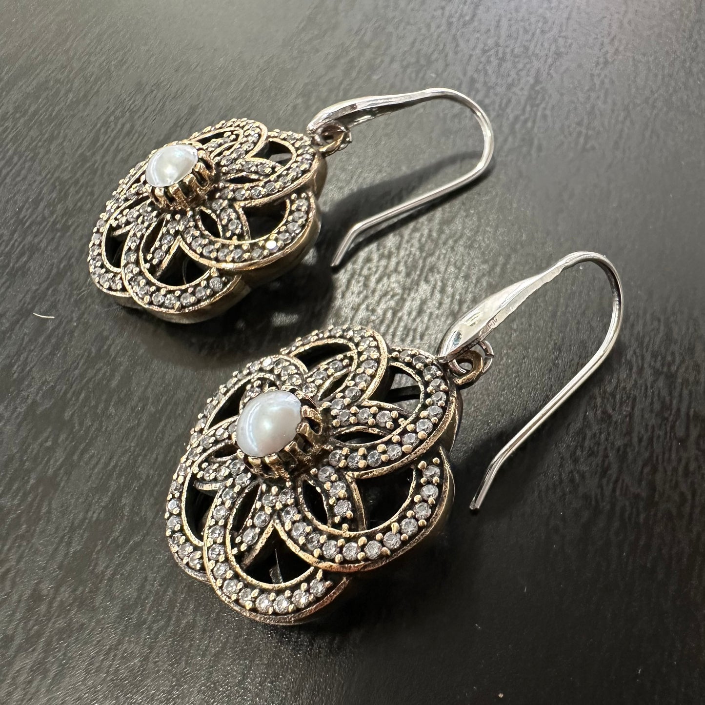 Orecchini in Argento 925 con Perla. Design a Fiore