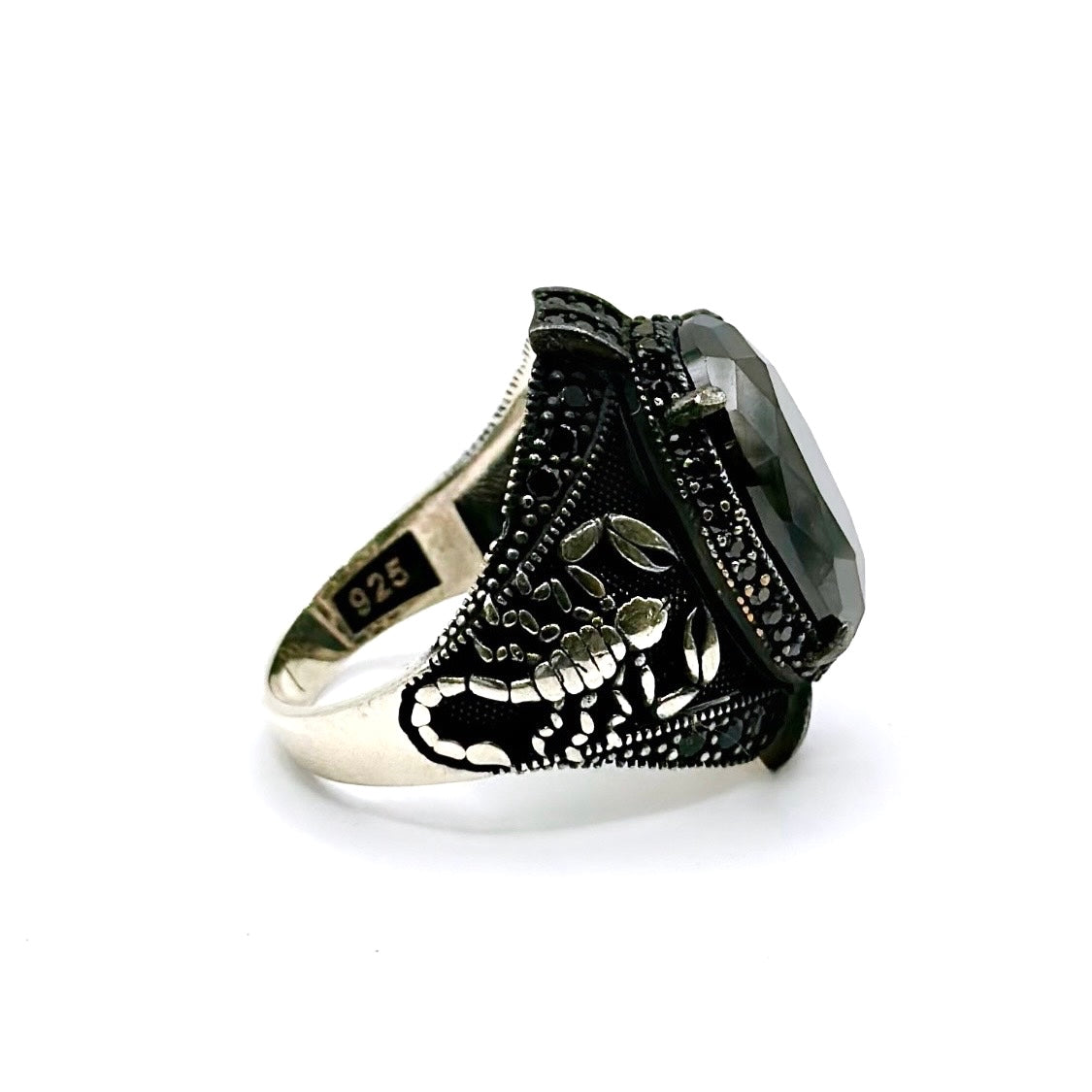 Anello Uomo Scorpione con Pietra Nera
