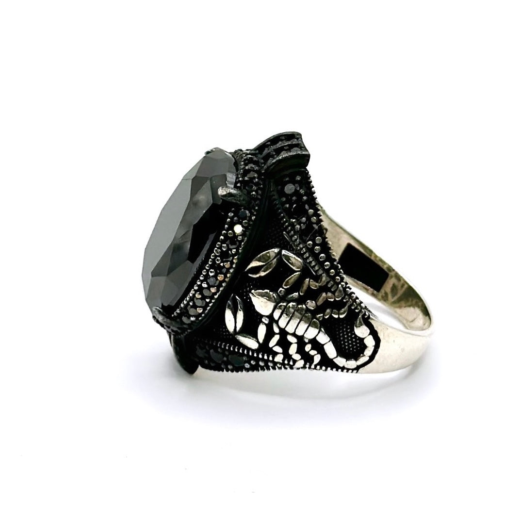 Anello Uomo Scorpione con Pietra Nera