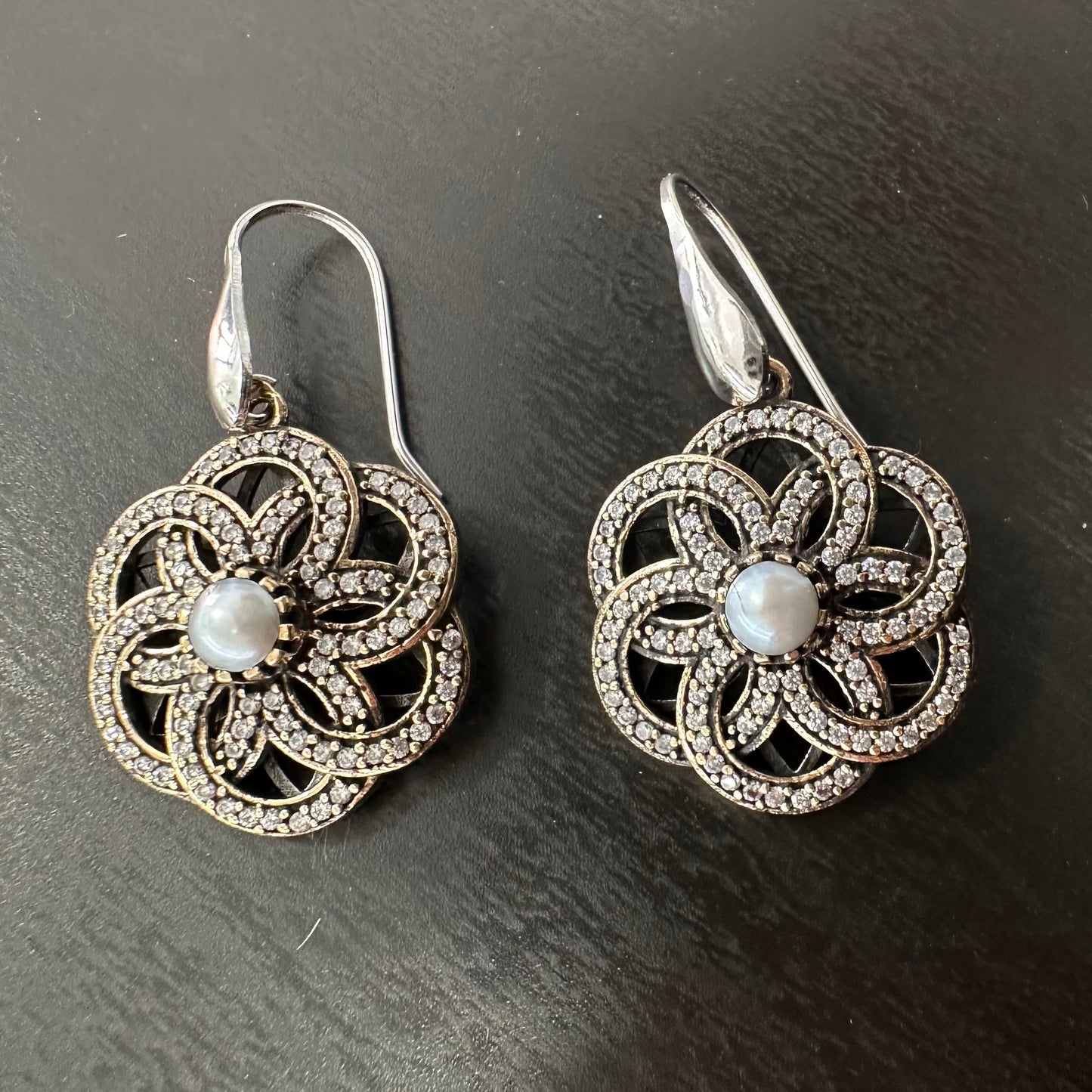 Orecchini in Argento 925 con Perla. Design a Fiore