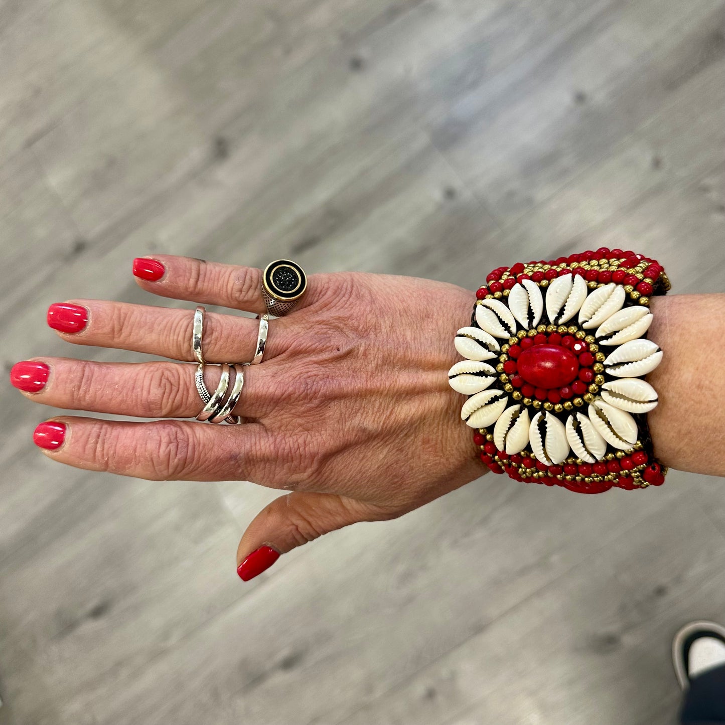 Bracciale Artigianale con Perline Rosse e Conchiglie – Lavorazione Macramè