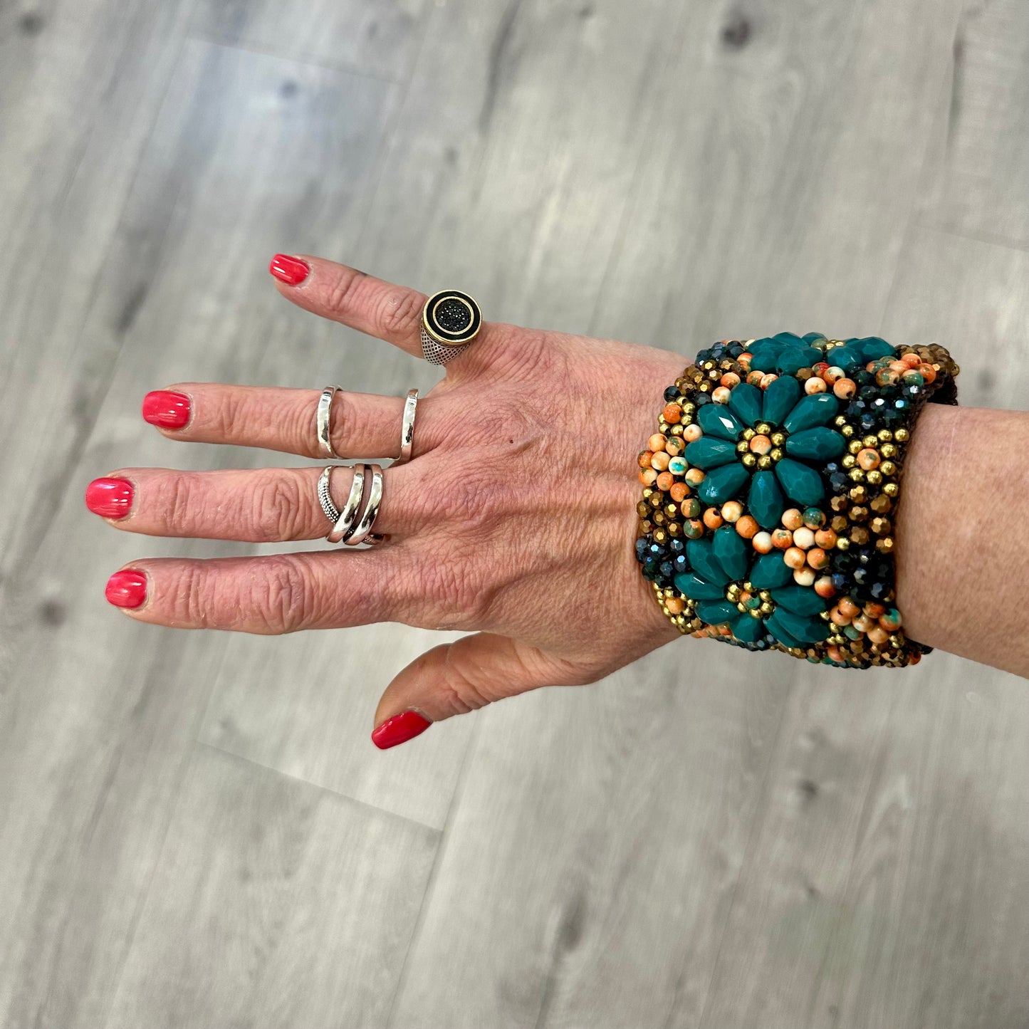 Bracciale Artigianale con Cristalli color Verde e Arancio - tecnica Macrame’