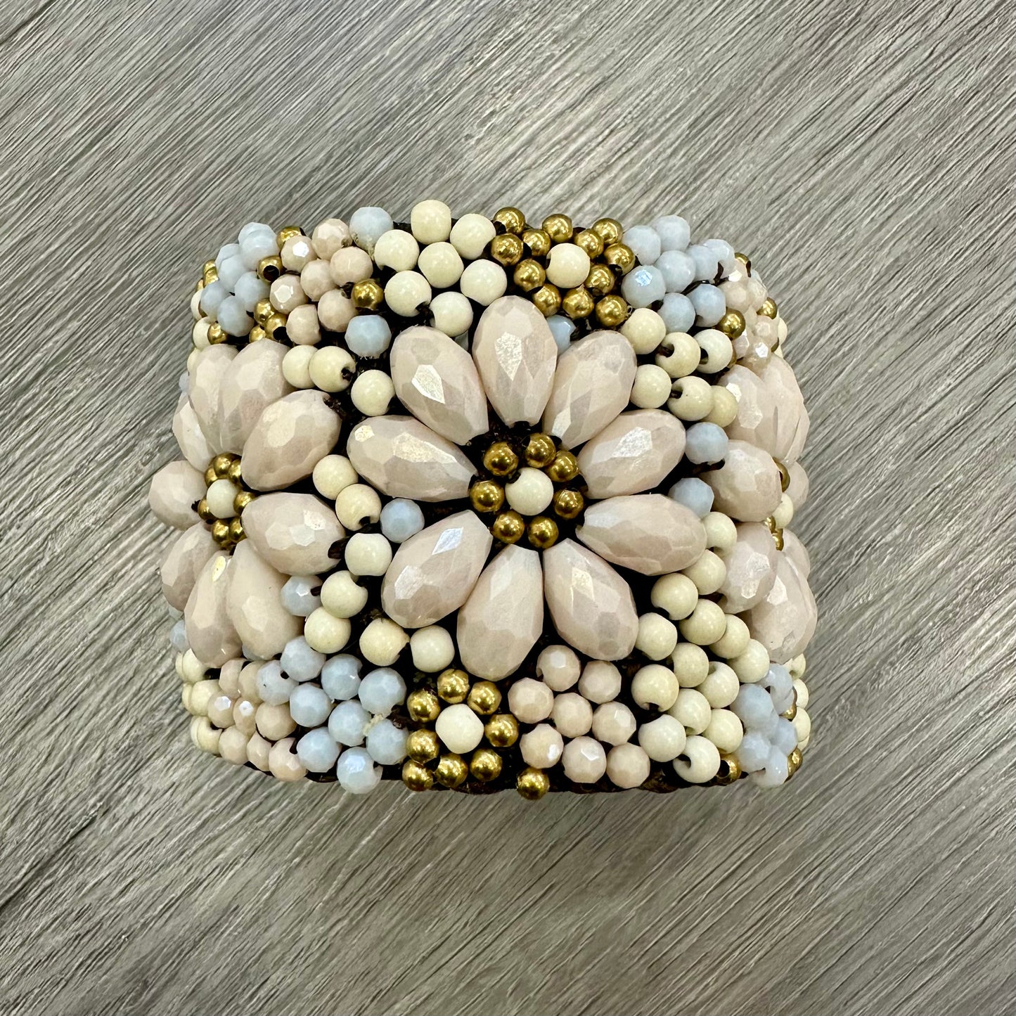 Bracciale Artigianale con Cristalli color Avorio - tecnica Macrame’