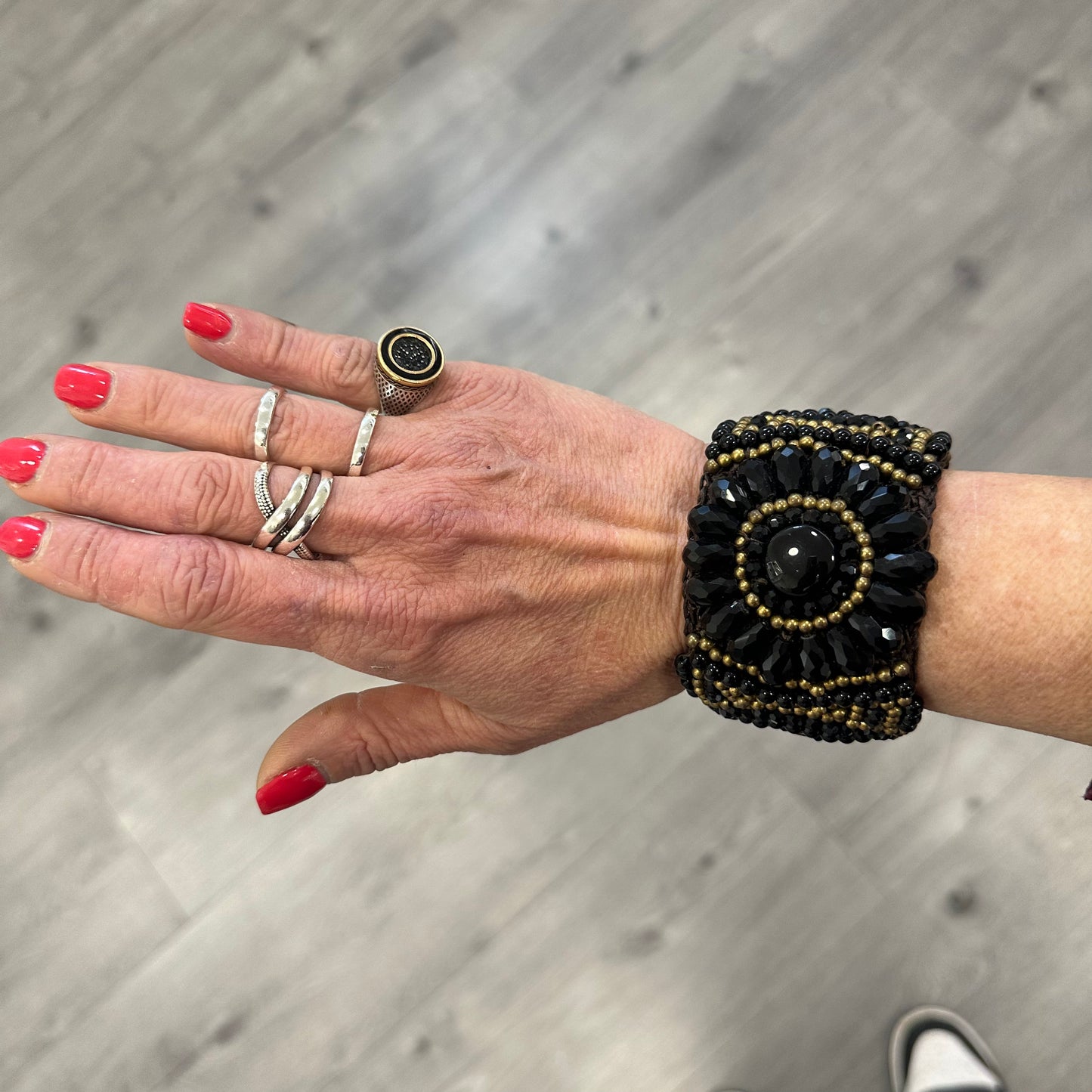 Bracciale Artigianale con Perline Nere e Dorate – Lavorazione Macramè