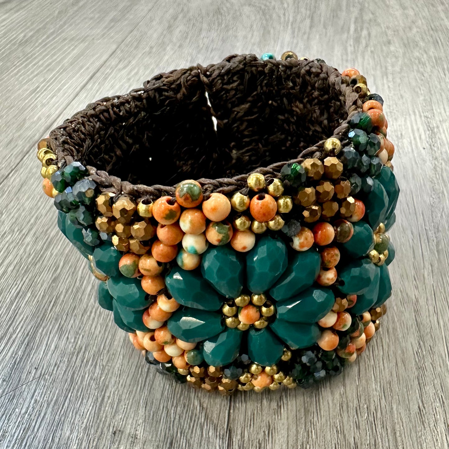 Bracciale Artigianale con Cristalli color Verde e Arancio - tecnica Macrame’