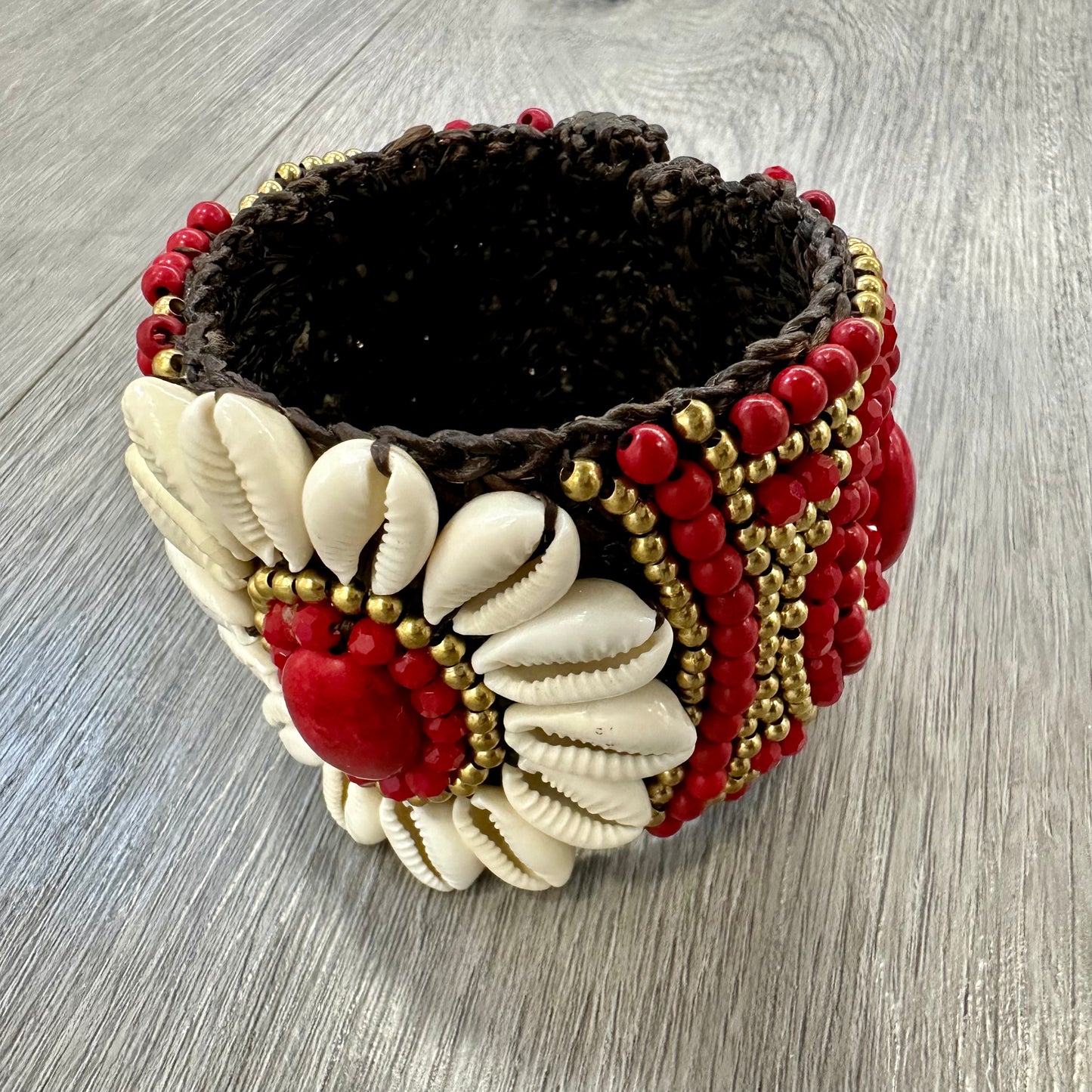 Bracciale Artigianale con Perline Rosse e Conchiglie – Lavorazione Macramè