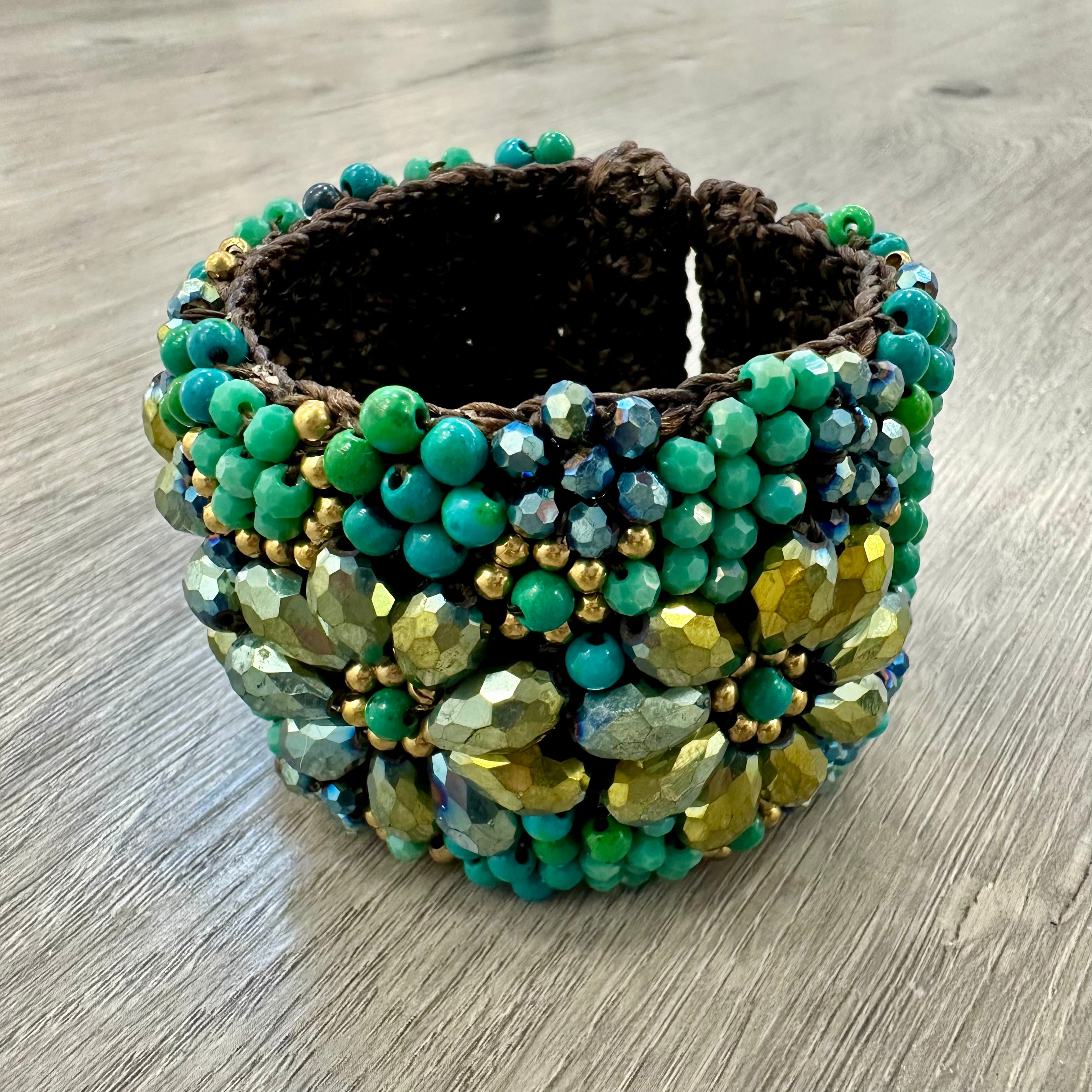 Bracciale Artigianale con Cristalli Verdi - tecnica Macrame’