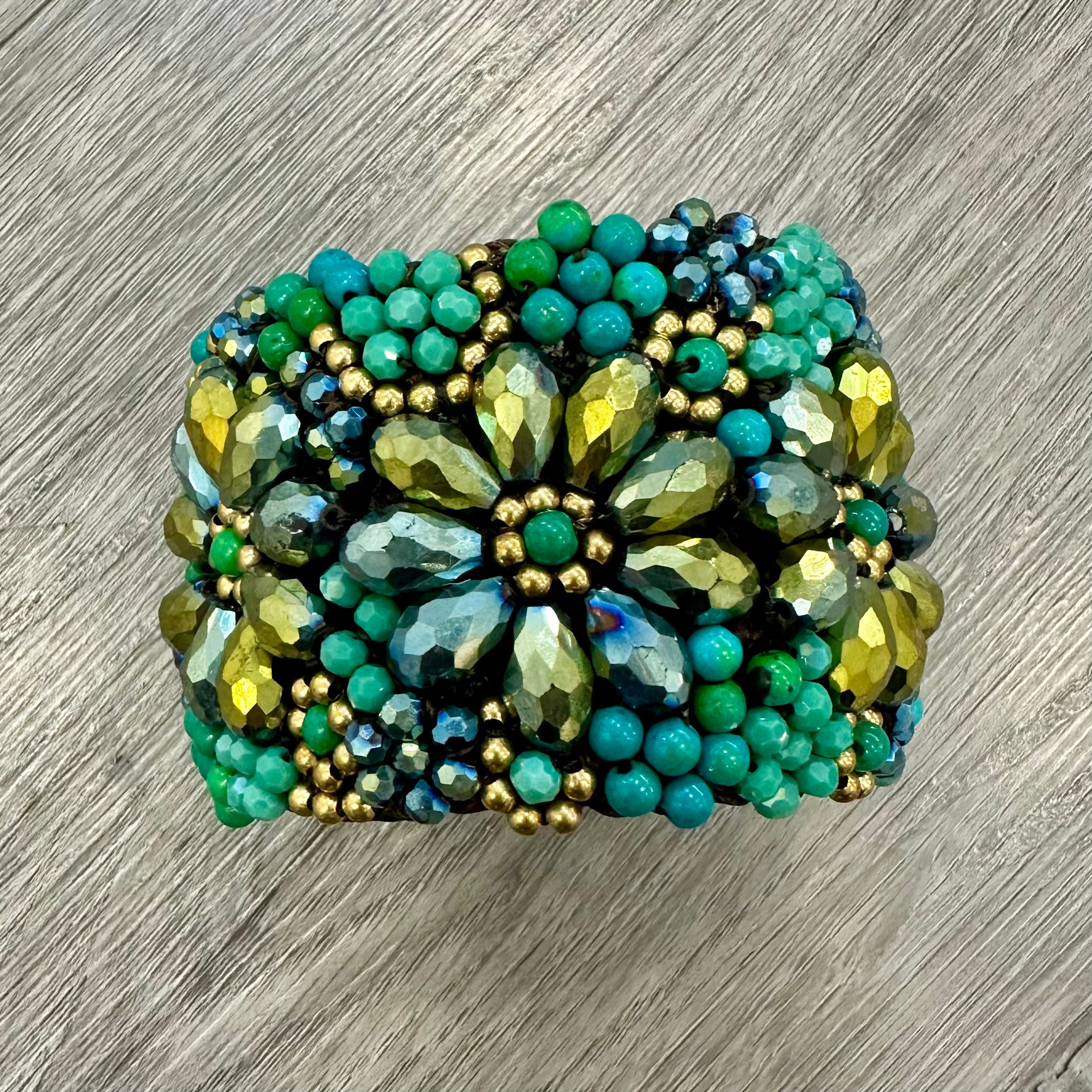 Bracciale Artigianale con Cristalli Verdi - tecnica Macrame’