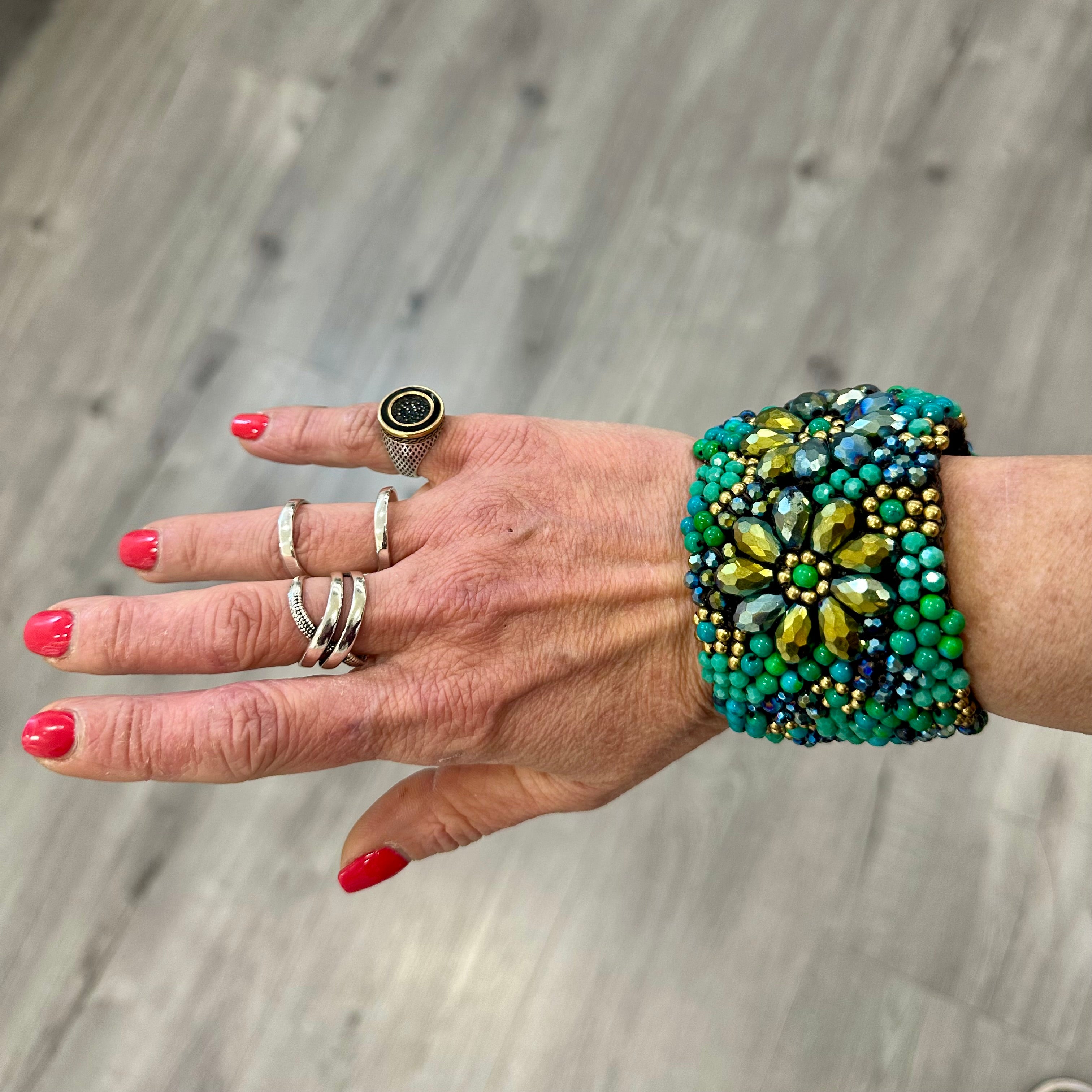 Bracciale Artigianale con Cristalli Verdi - tecnica Macrame’