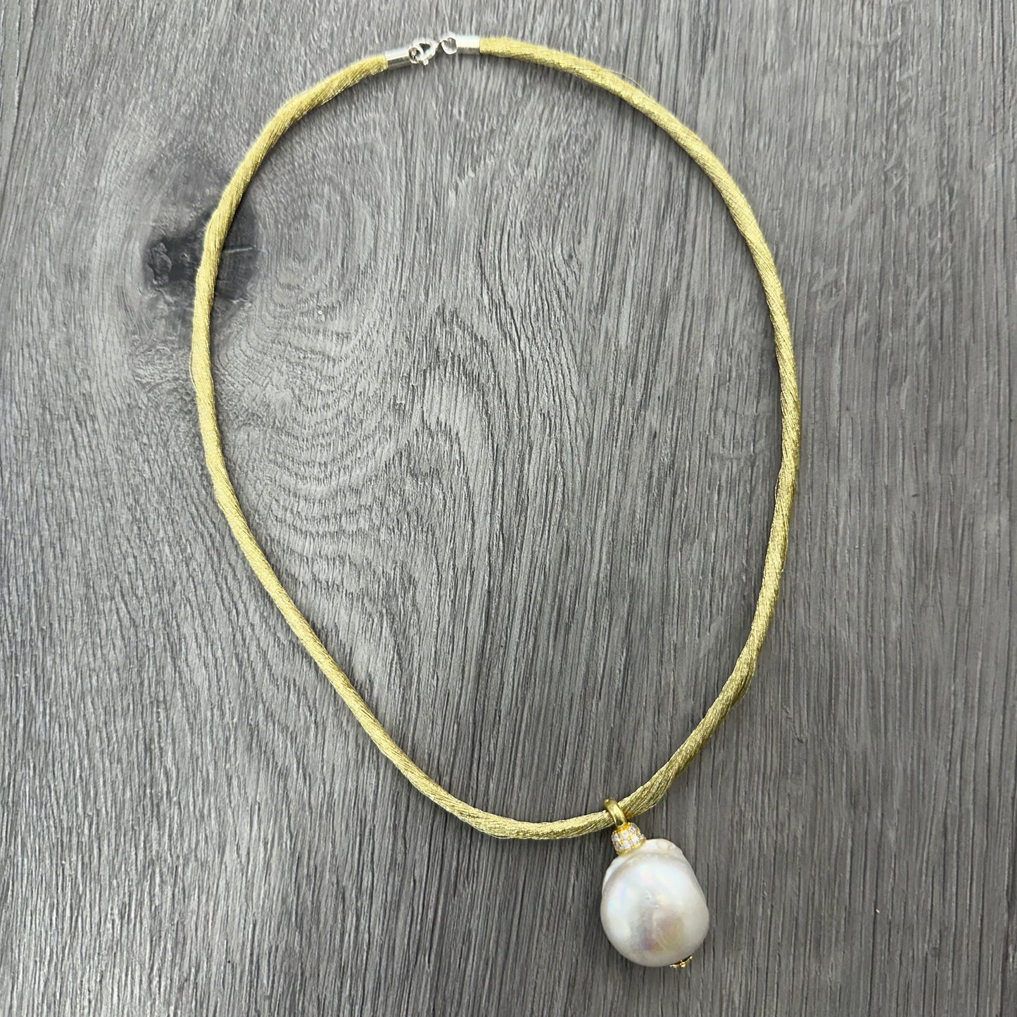 Collana Artigianale con Perla Barocca Naturale e Cordino Dorato