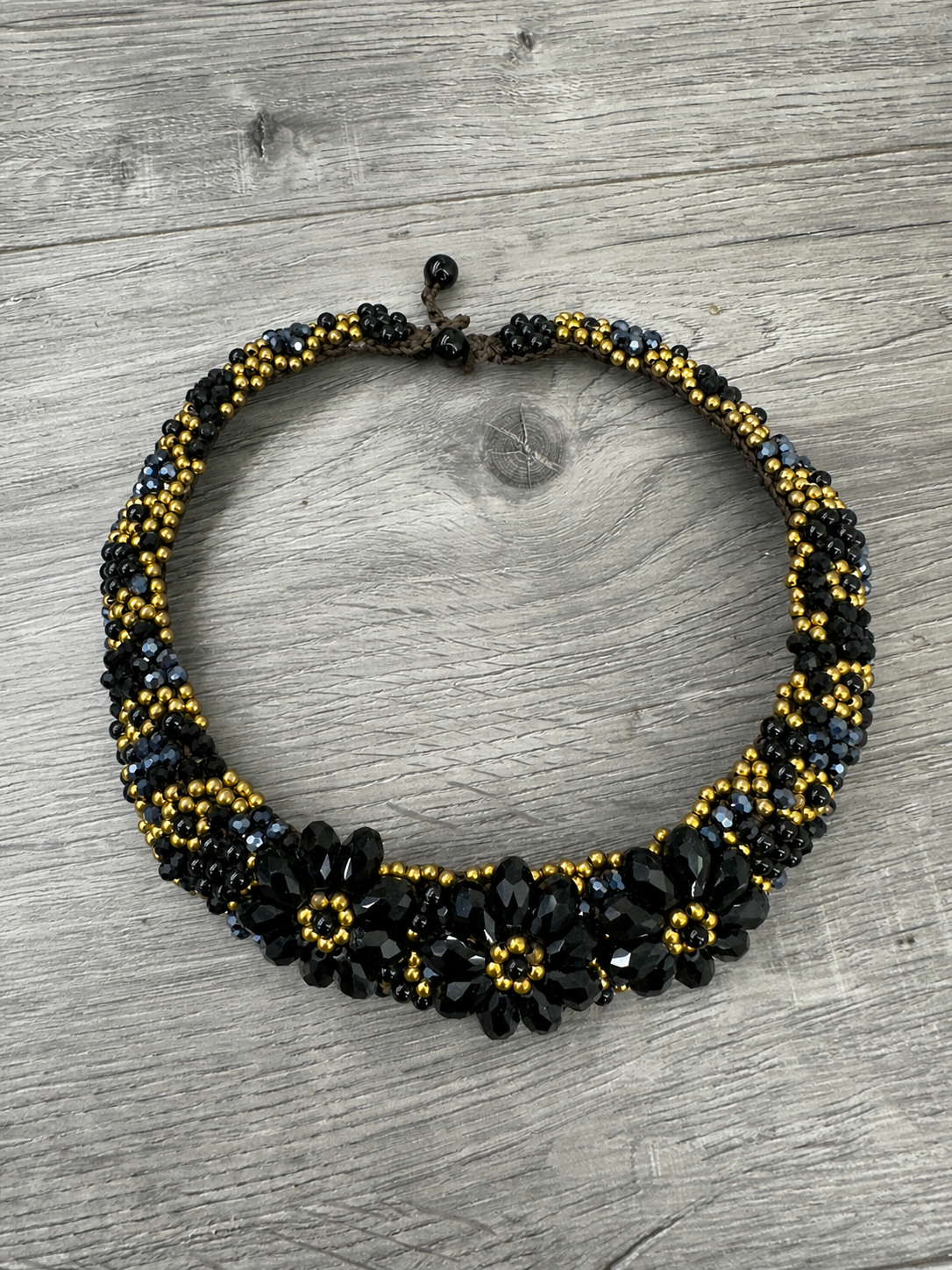 Collana Artigianale Nero & Oro Intrecciata con Fiori in Cristallo