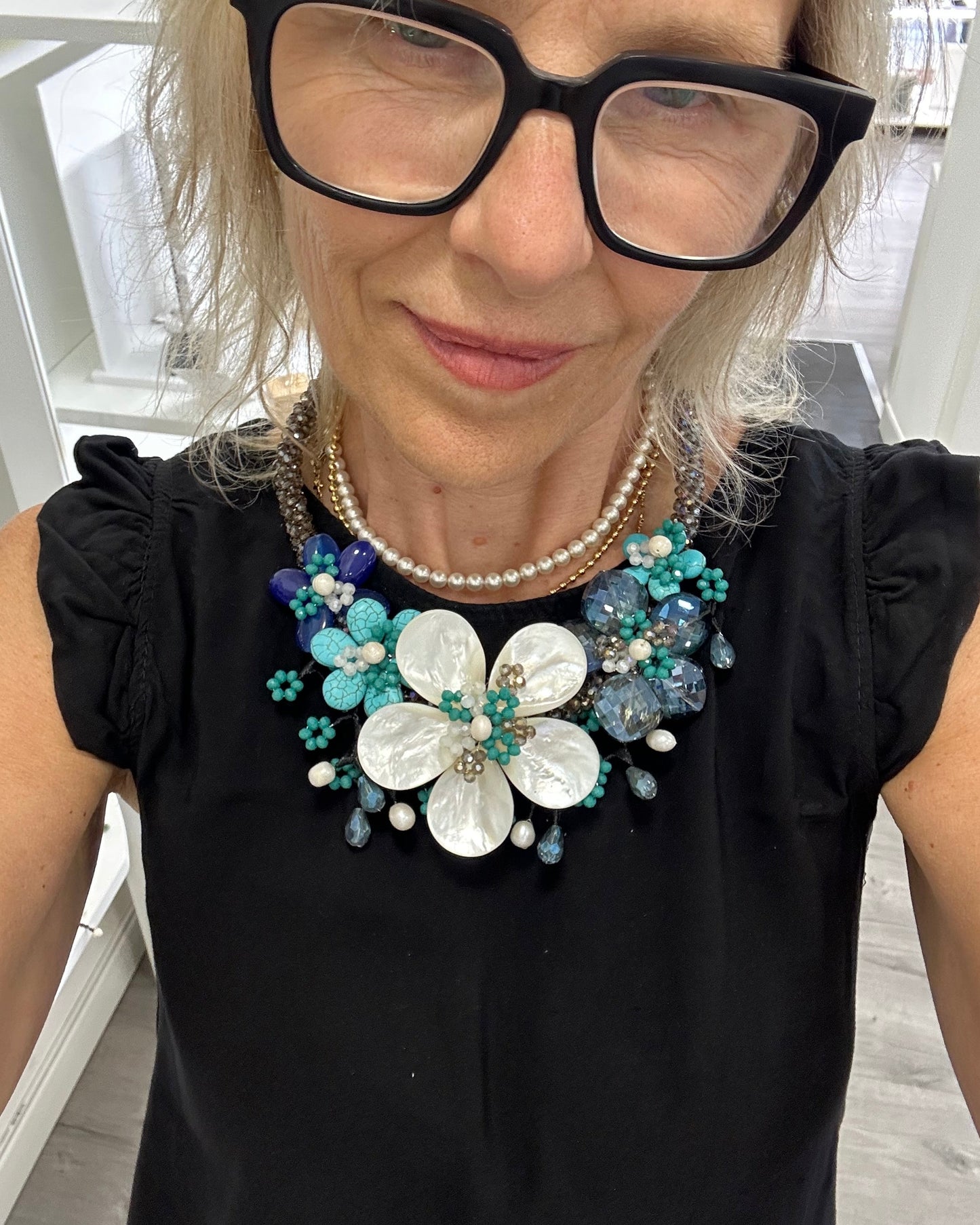 Collana indossata da me fiore madreperla pietre turchese