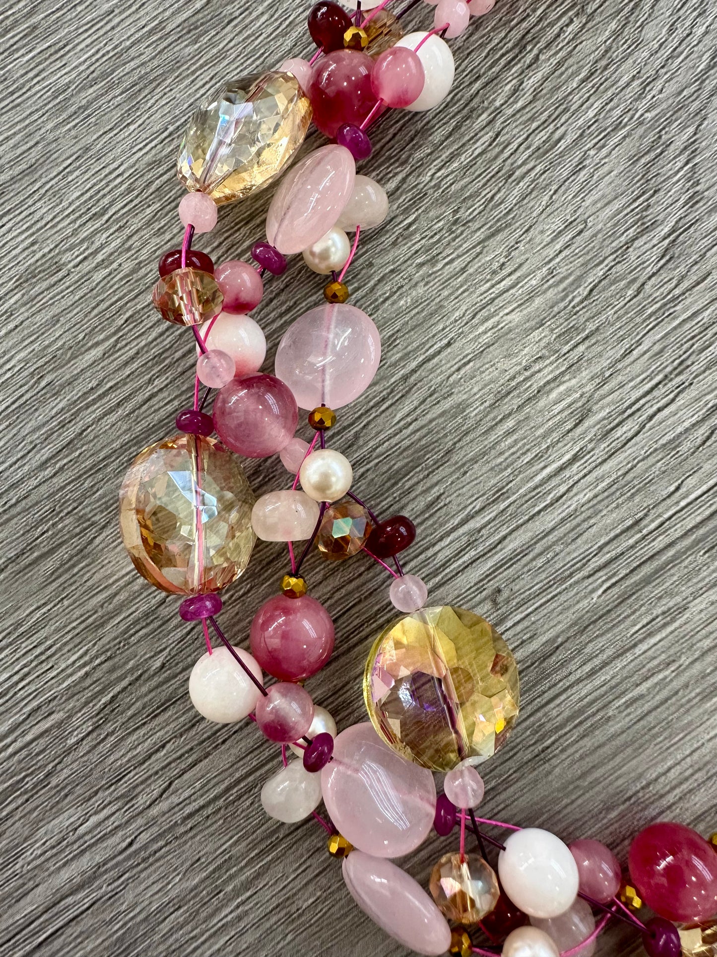 Collana in quarzo rosa e cristalli