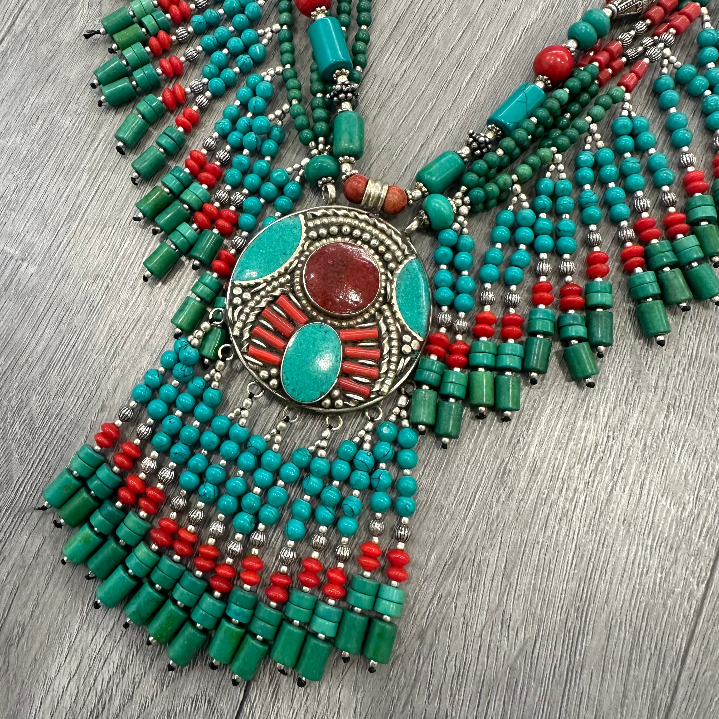 Collana Tibetana Artigianale con Pendente Ovale e Frange in Perline Verde-Turchese