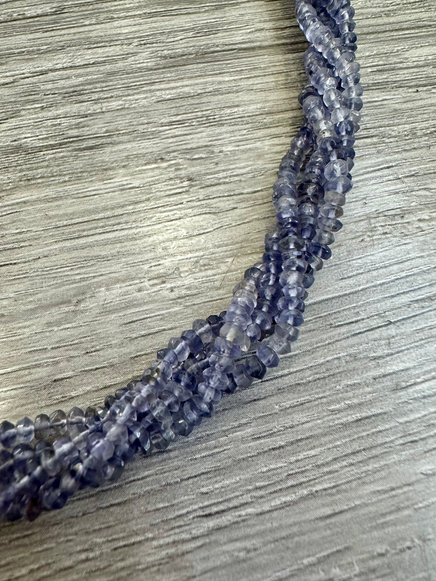 Collana torcion con spinello e acquamarina Attimi Gioielli dettaglio pietre naturali