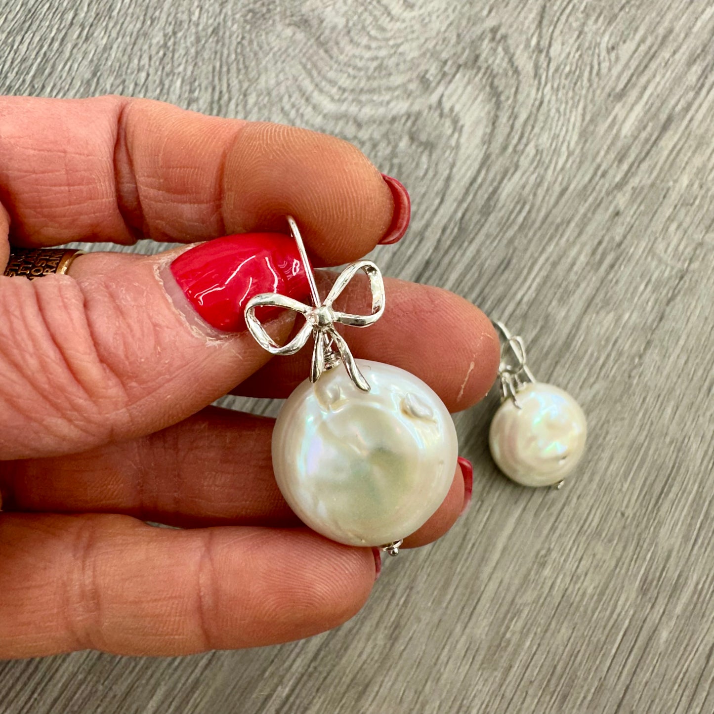 Orecchini in Argento 925 con Perla Barocca Naturale e Dettaglio Fiocco