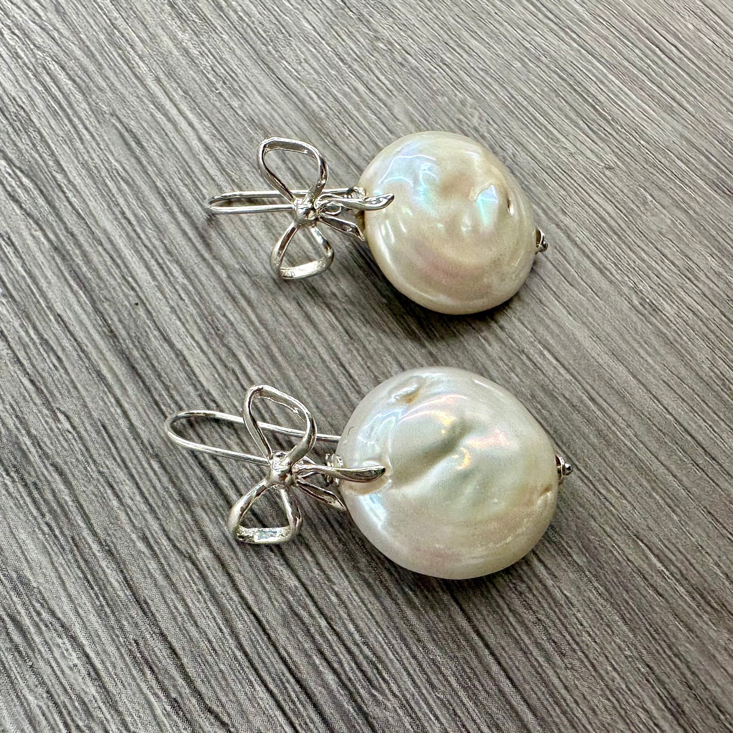 Orecchini in Argento 925 con Perla Barocca Naturale e Dettaglio Fiocco