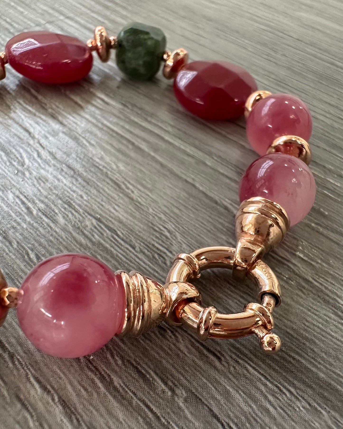Dettaglio bracciale in giada naturale multicolore con ematite rosata e chiusura argento 925