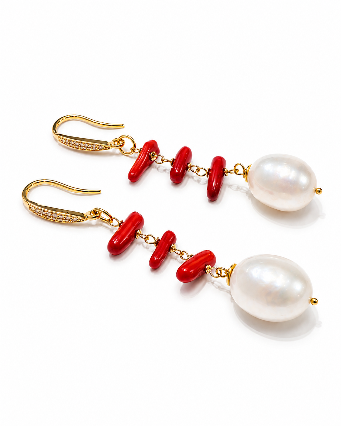 Orecchini in Argento 925 dorato con corallo rosso naturale e perla naturale su fondo bianco