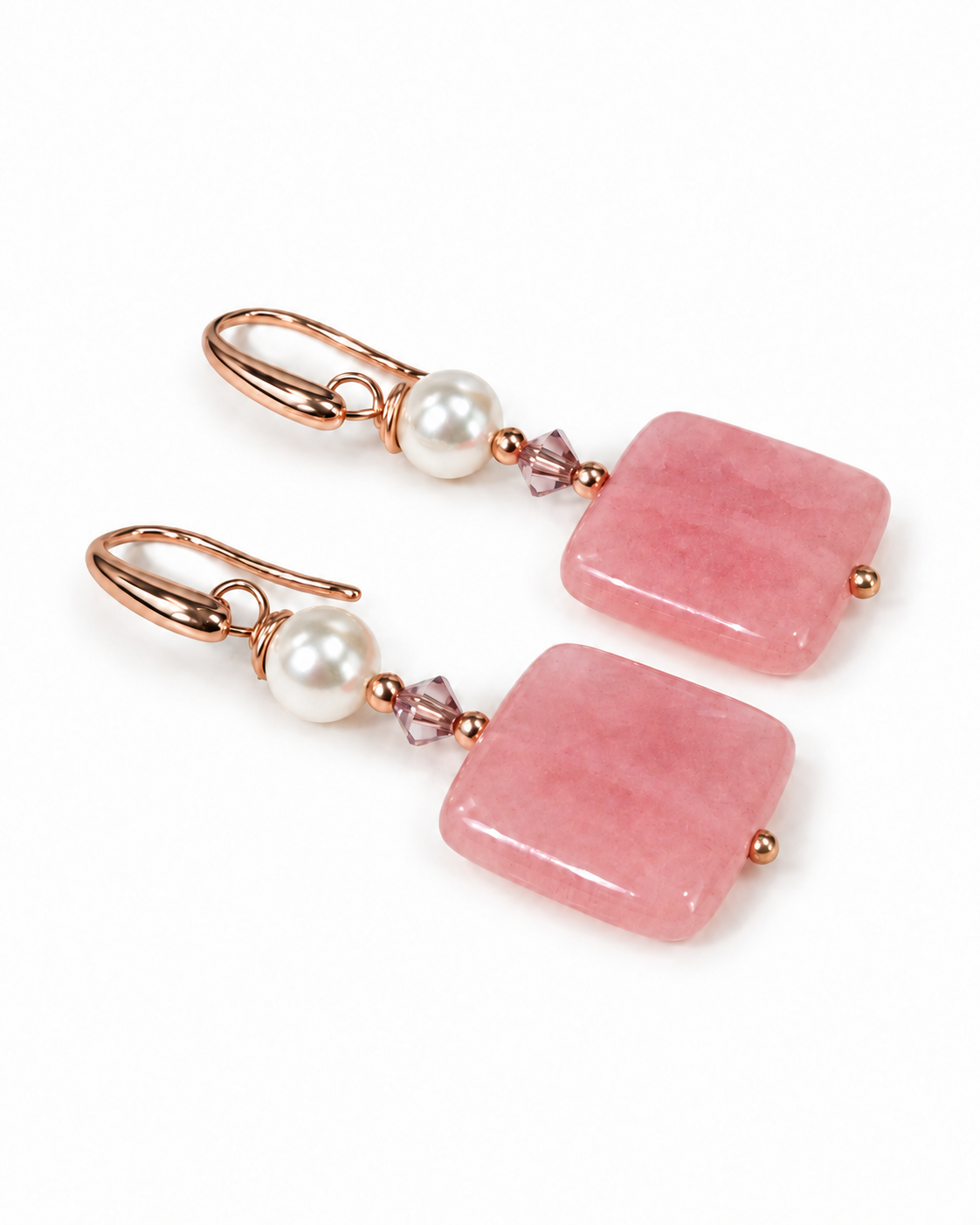 Dettaglio degli orecchini in Giada Rosa con cristalli Swarovski e Perla Maiorca disposti in diagonale