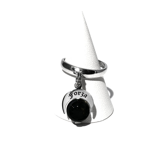 Caratteristiche: L'anello è composto da una base in Argento 925 e un Charm Naja. Quest'ultimo è inciso e smaltato, con scritte in carattere gotico e una Pietra Dura. Il Charm è attaccato alla base dell'anello con un piccolo moschettone che permette l'eventuale riposizionamento del charm stesso su un bracciale , una collana o un qualsiasi altro supporto