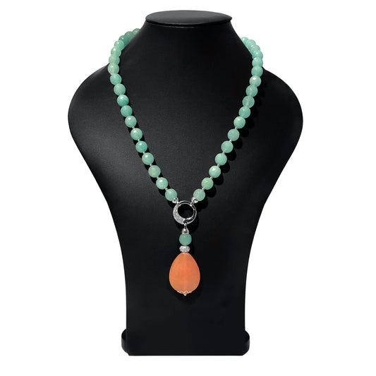 Prodotto artigianale, fatta a mano con pietre dure , chiusura in Argento 925 e zirconi. Le pietre sono intervallate tra loro da palline in Argento 925 nella parte anteriore   Pietra:  Giada sfaccettata 10 mm Turchese Pietra Pendente: Giada Liscia color Pesca