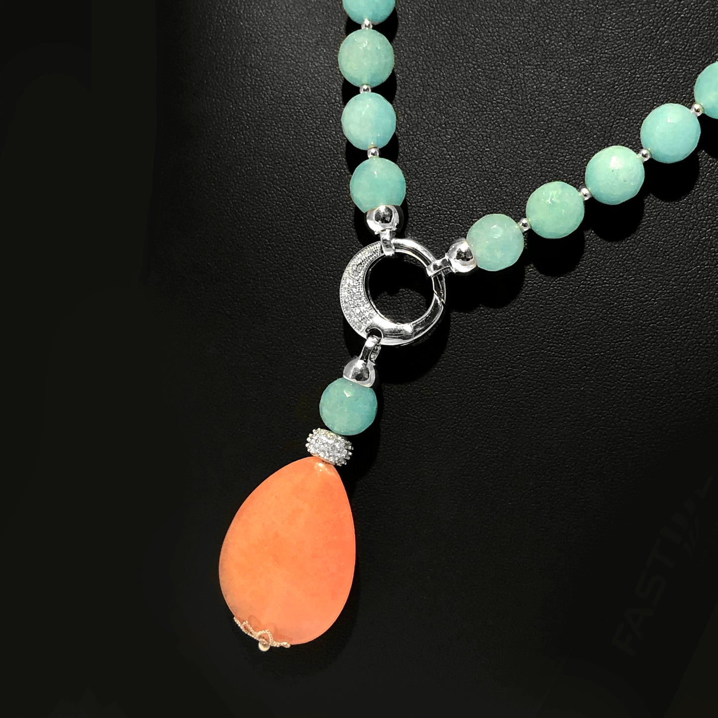 Prodotto artigianale, fatta a mano con pietre dure , chiusura in Argento 925 e zirconi. Le pietre sono intervallate tra loro da palline in Argento 925 nella parte anteriore Pietra: Giada sfaccettata 10 mm Turchese Pietra Pendente: Giada Liscia color Pesca