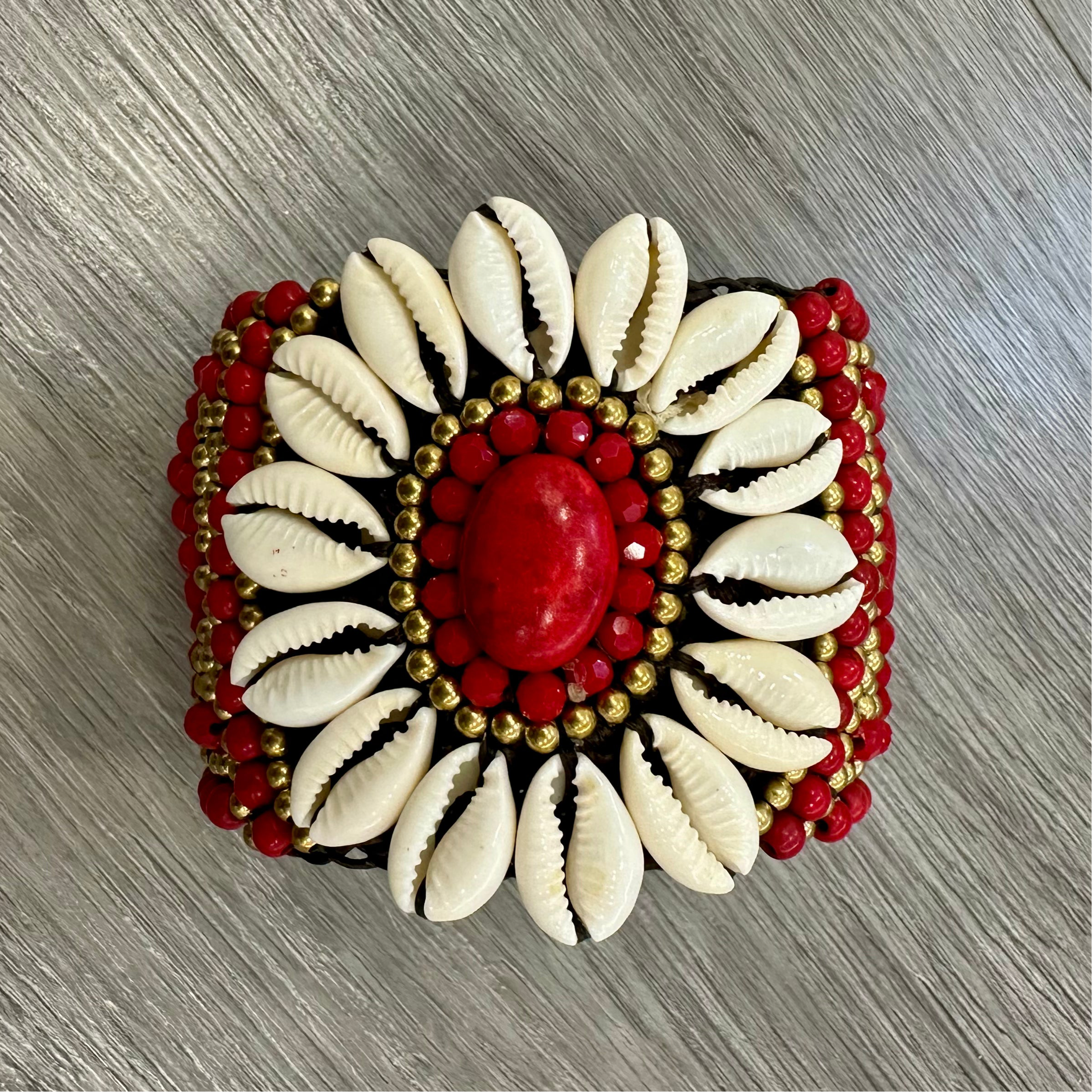 Bracciale Artigianale con Perline Rosse e Conchiglie – Lavorazione Macramè