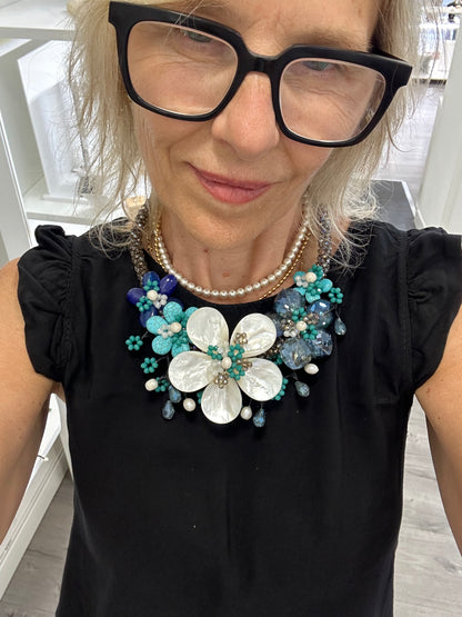 Collana floreale artigianale con madreperla, cristalli blu e pietre turchesi