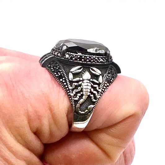 Anello Uomo Scorpione con Pietra Nera