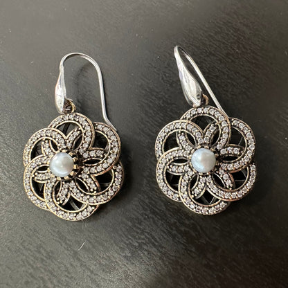 Orecchini in Argento 925 con Perla. Design a Fiore
