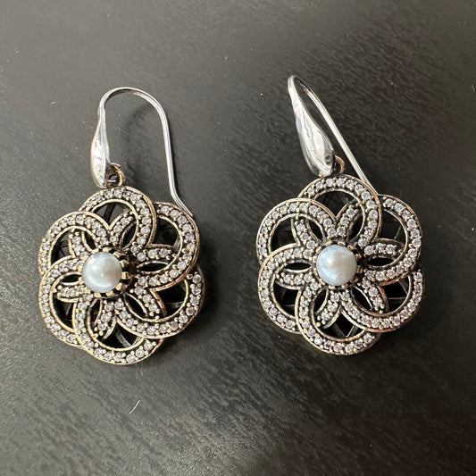 Orecchini in Argento 925 con Perla. Design a Fiore