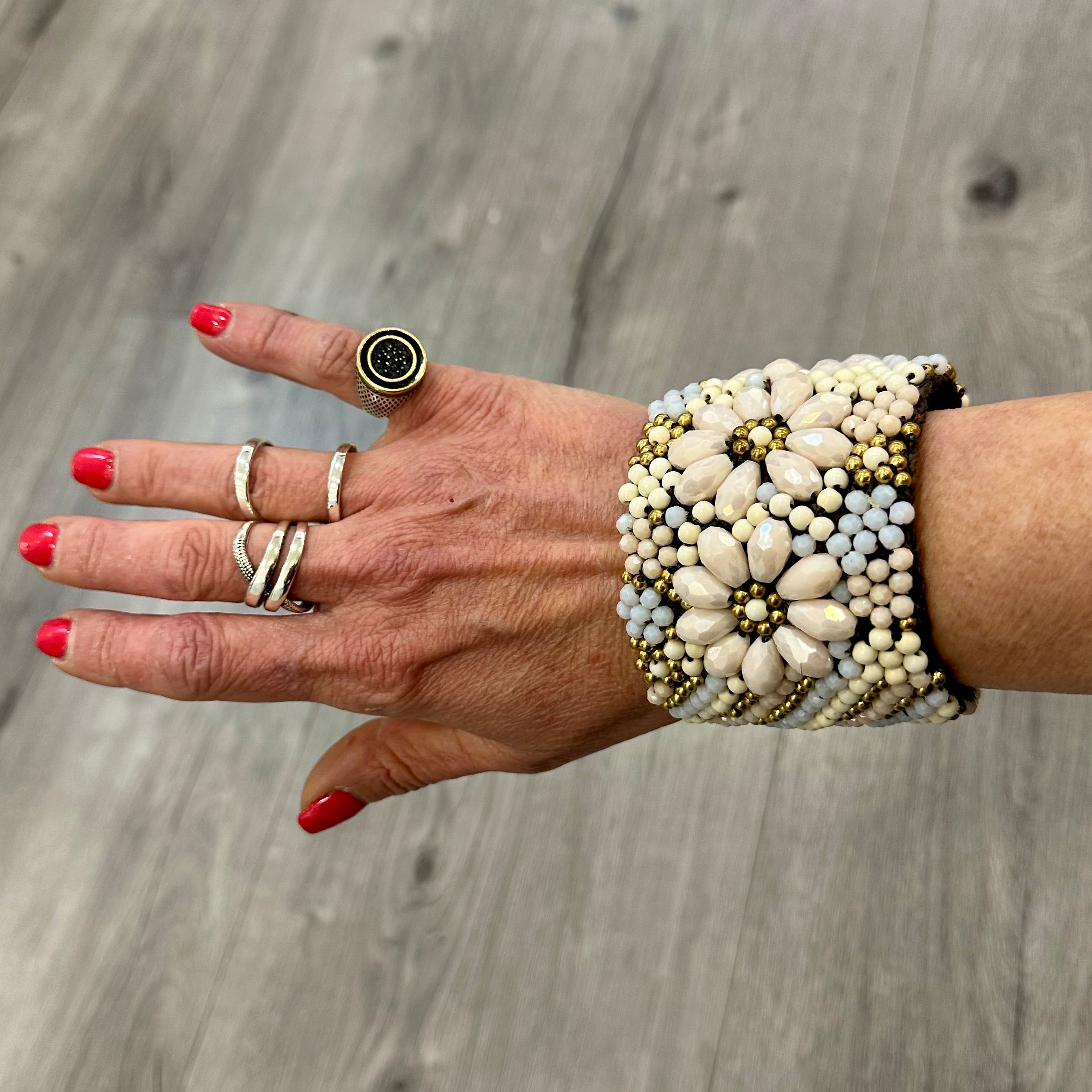 Bracciale Artigianale con Cristalli color Avorio - tecnica Macrame’