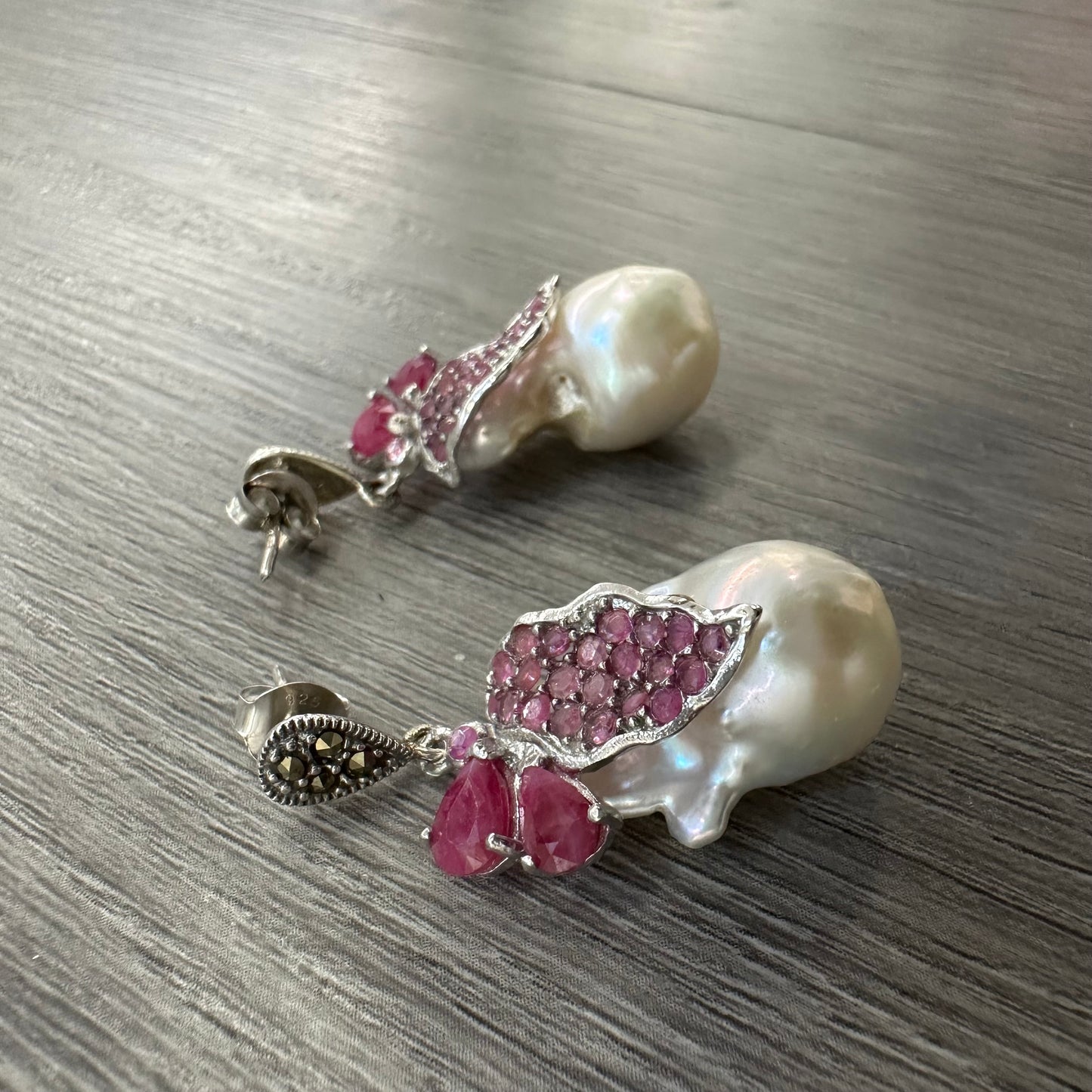 Orecchini Argento 925 con Perla Barocca e Radice di Rubino