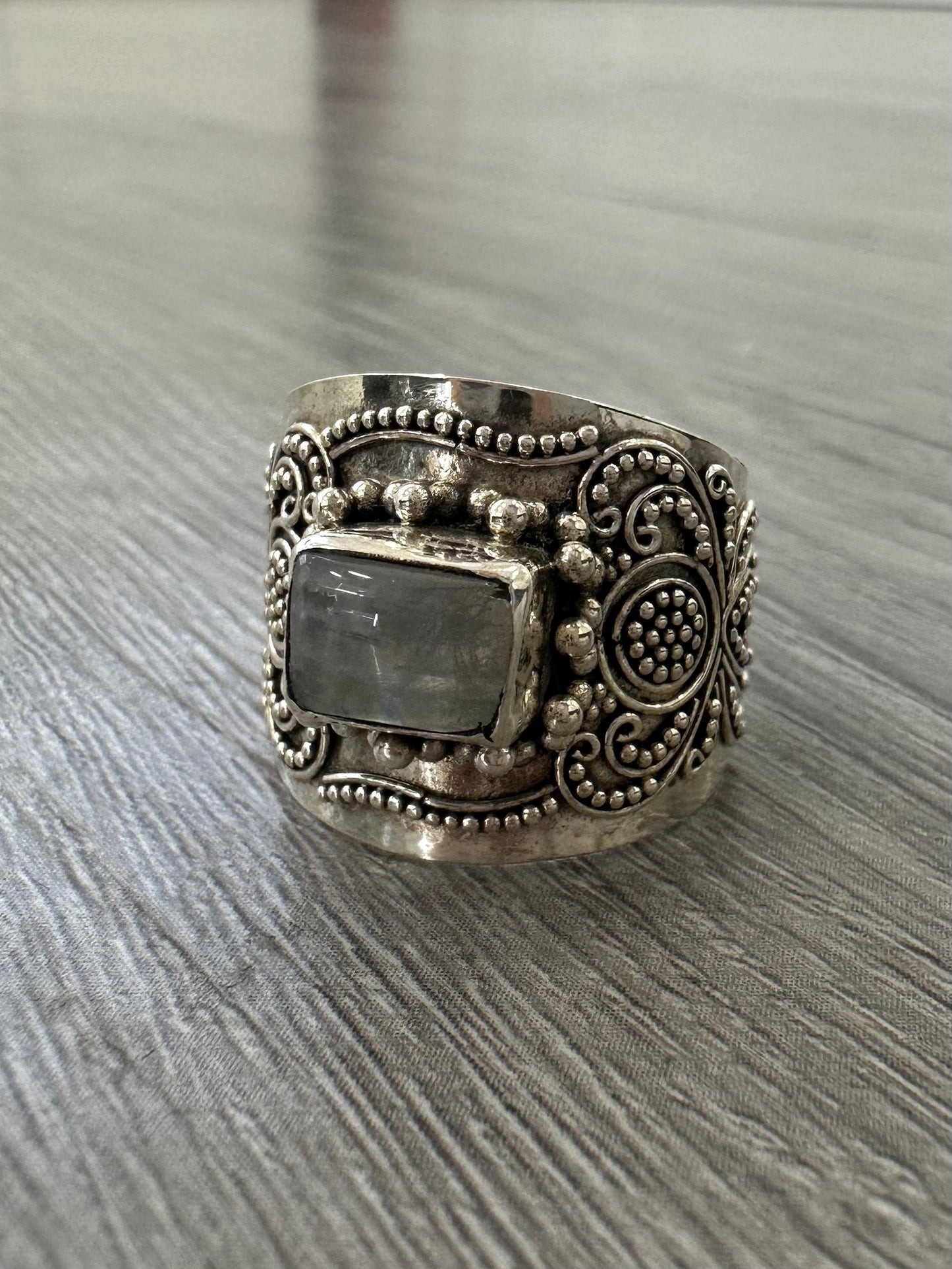 Anello in Argento con Pietra di Luna – Fascia Larga Artigianale Boho Chic