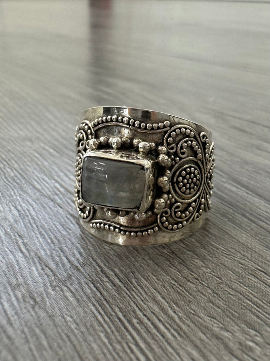 Anello in Argento con Pietra di Luna – Fascia Larga Artigianale Boho Chic