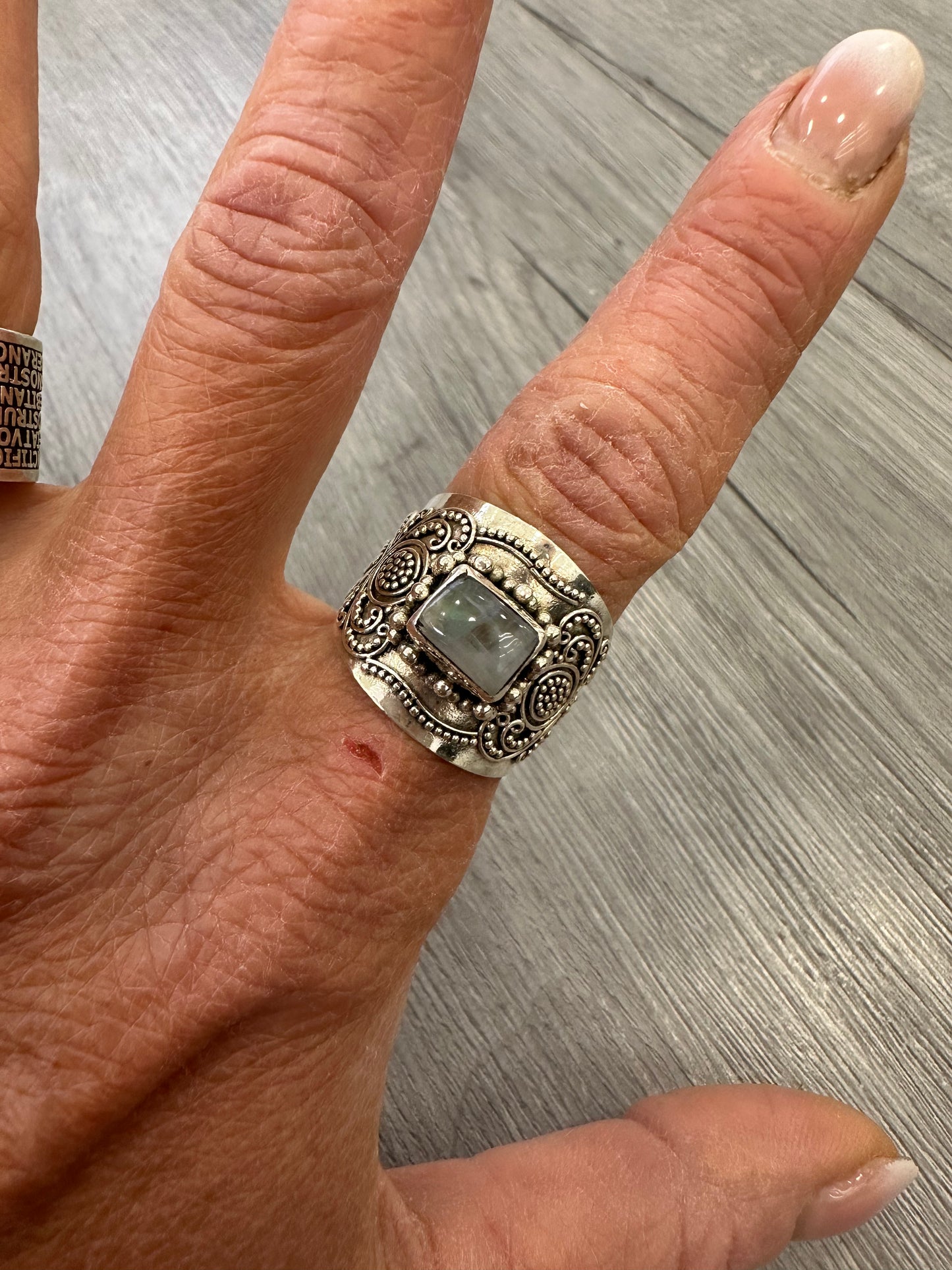 Anello in Argento con Pietra di Luna – Fascia Larga Artigianale Boho Chic