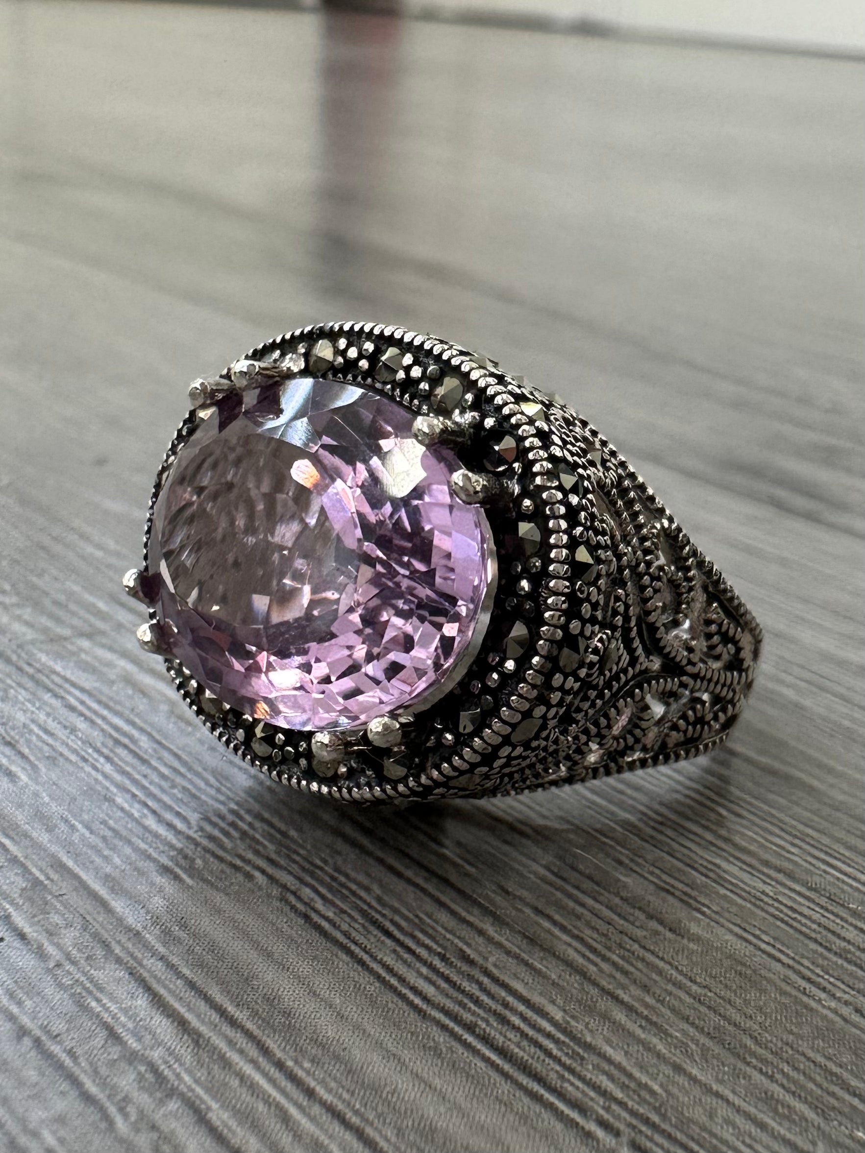 Anello in Argento 925 con Ametista viola dal design vintage e lavorazione filigranata