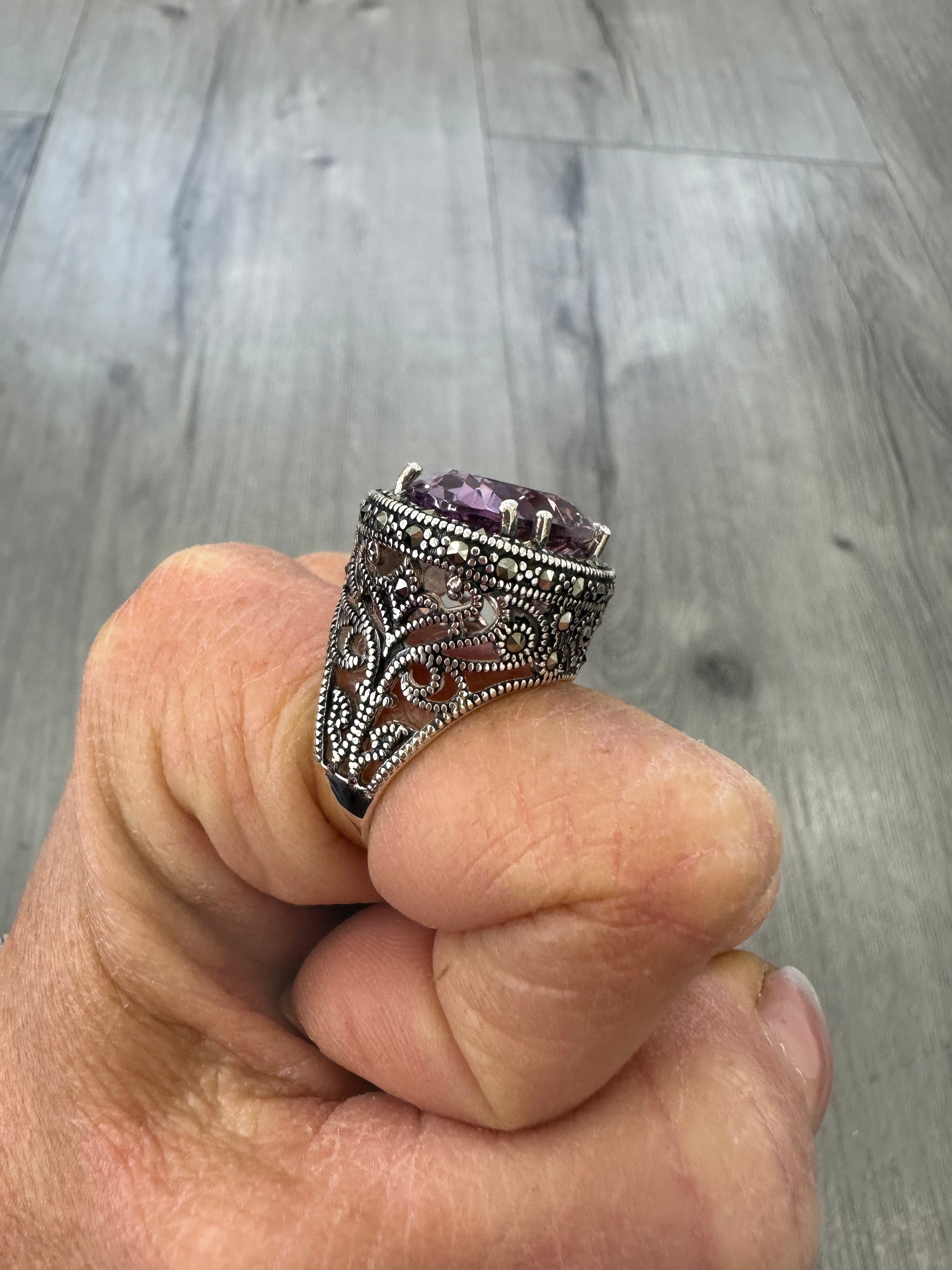 Anello in Argento 925 con Ametista viola dal design vintage e lavorazione filigranata
