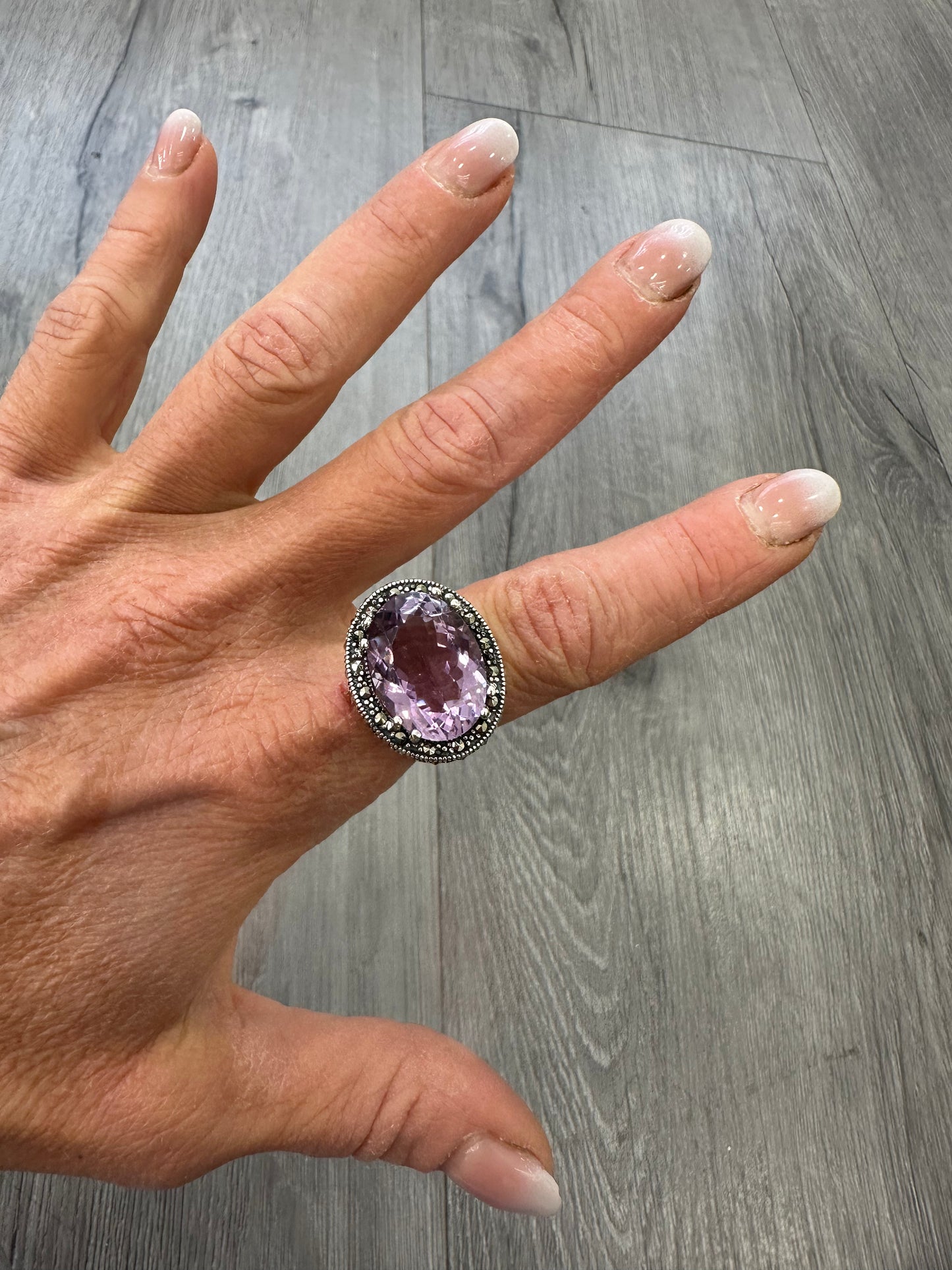 Anello in Argento 925 con Ametista viola dal design vintage e lavorazione filigranata