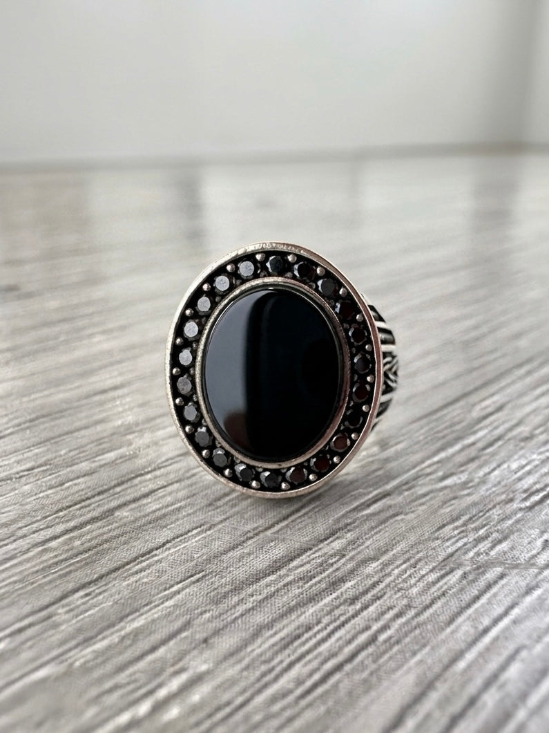 Anello Chevalier Ovale Turco in Argento 925 con Onice Nero e Zirconi