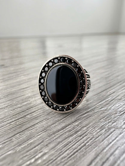 Anello Chevalier Ovale Turco in Argento 925 con Onice Nero e Zirconi