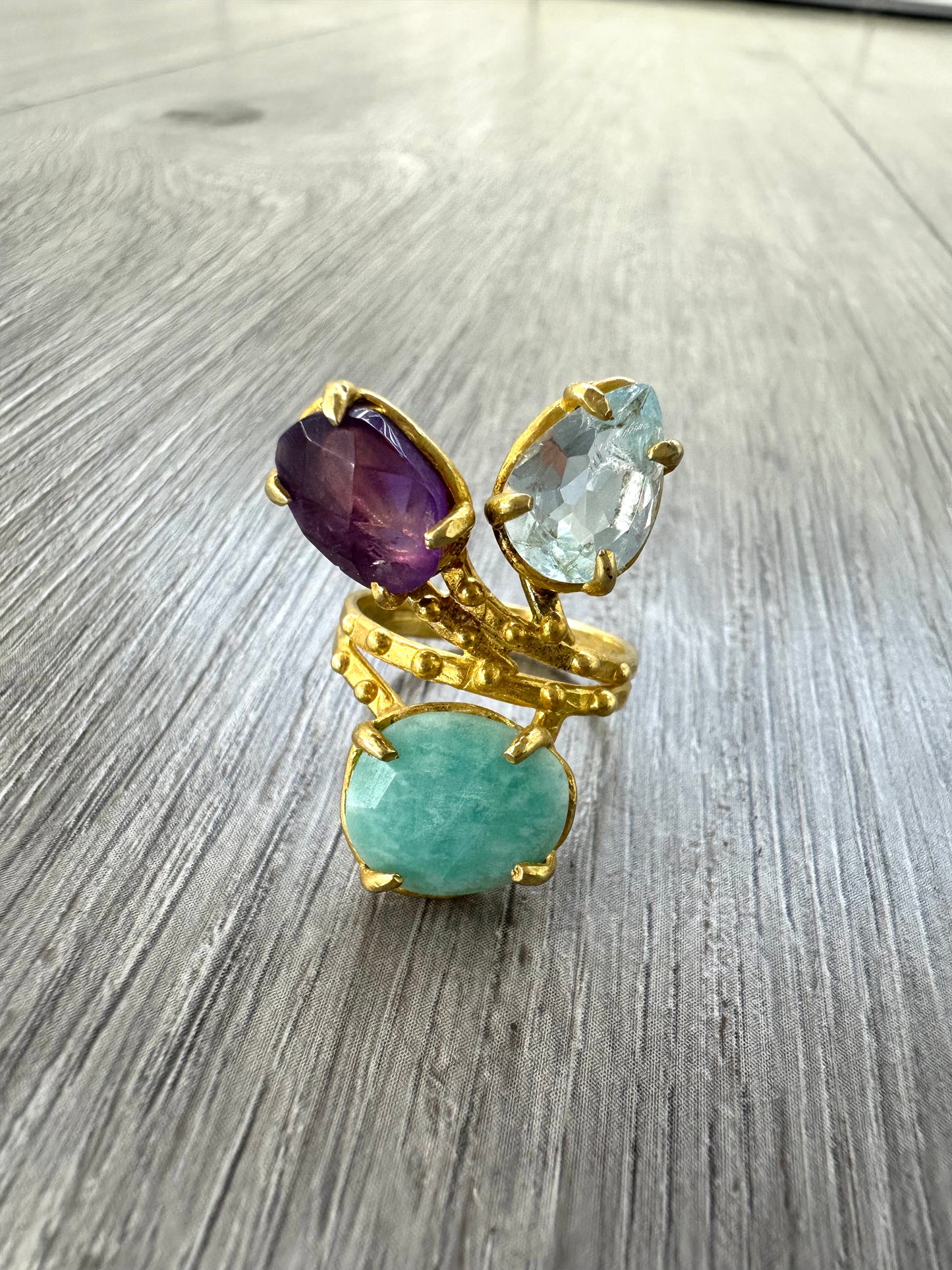 Anello in argento 925 placcato oro con Larimar, ametista e topazio azzurro – gioiello artigianale Attimi Gioielli.