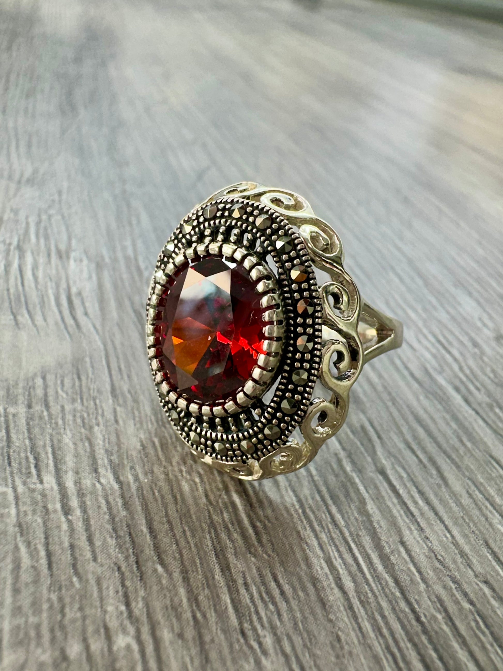 Anello Vintage in Argento 925 con pietra Granato e Marcassite