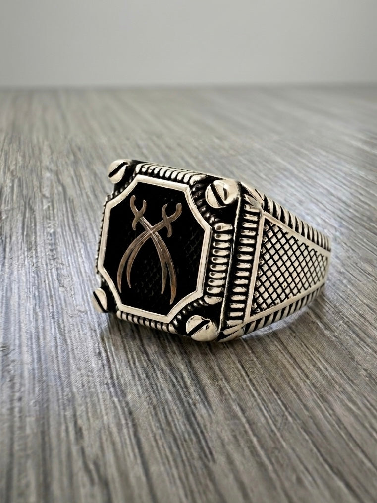 Anello chevalier uomo in argento 925 smaltato nero brunito con spade incrociate in rilievo, design ottagonale elegante