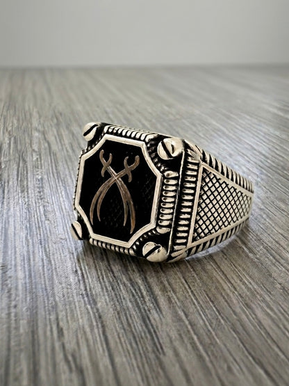 Anello chevalier uomo in argento 925 smaltato nero brunito con spade incrociate in rilievo, design ottagonale elegante