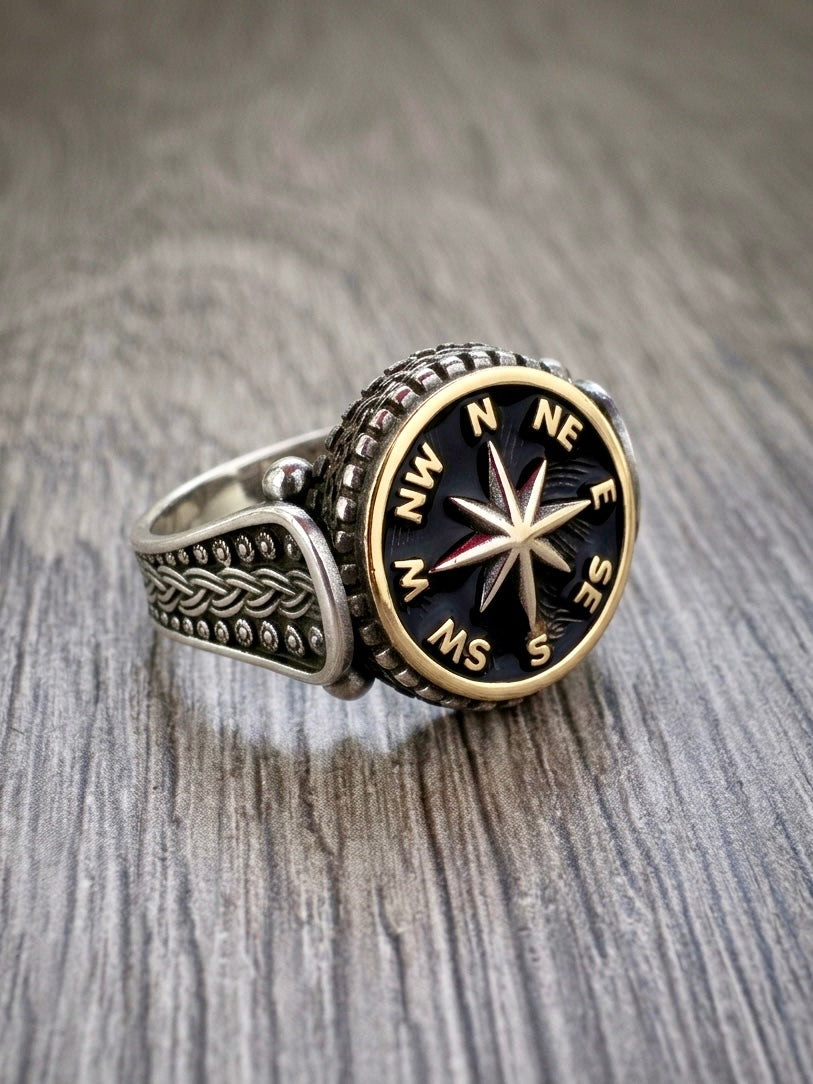 Anello in argento 925 con rosa dei venti smaltata nera e dettagli dorati su base lavorata