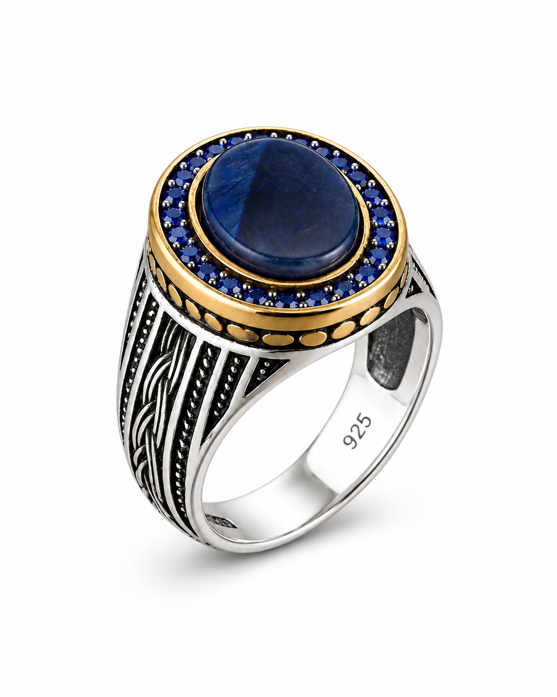 Anello chevalier in argento 925 con pietra blu ovale, contorno di pietre blu e dettagli dorati, su fondo bianco.
