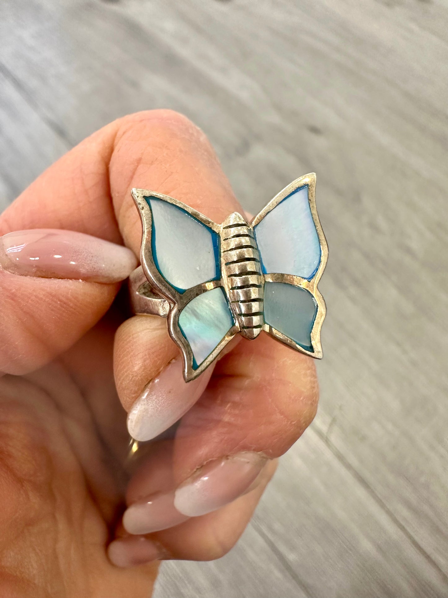 Dettaglio Anello Farfalla in Argento 925 con Ali in Madreperla