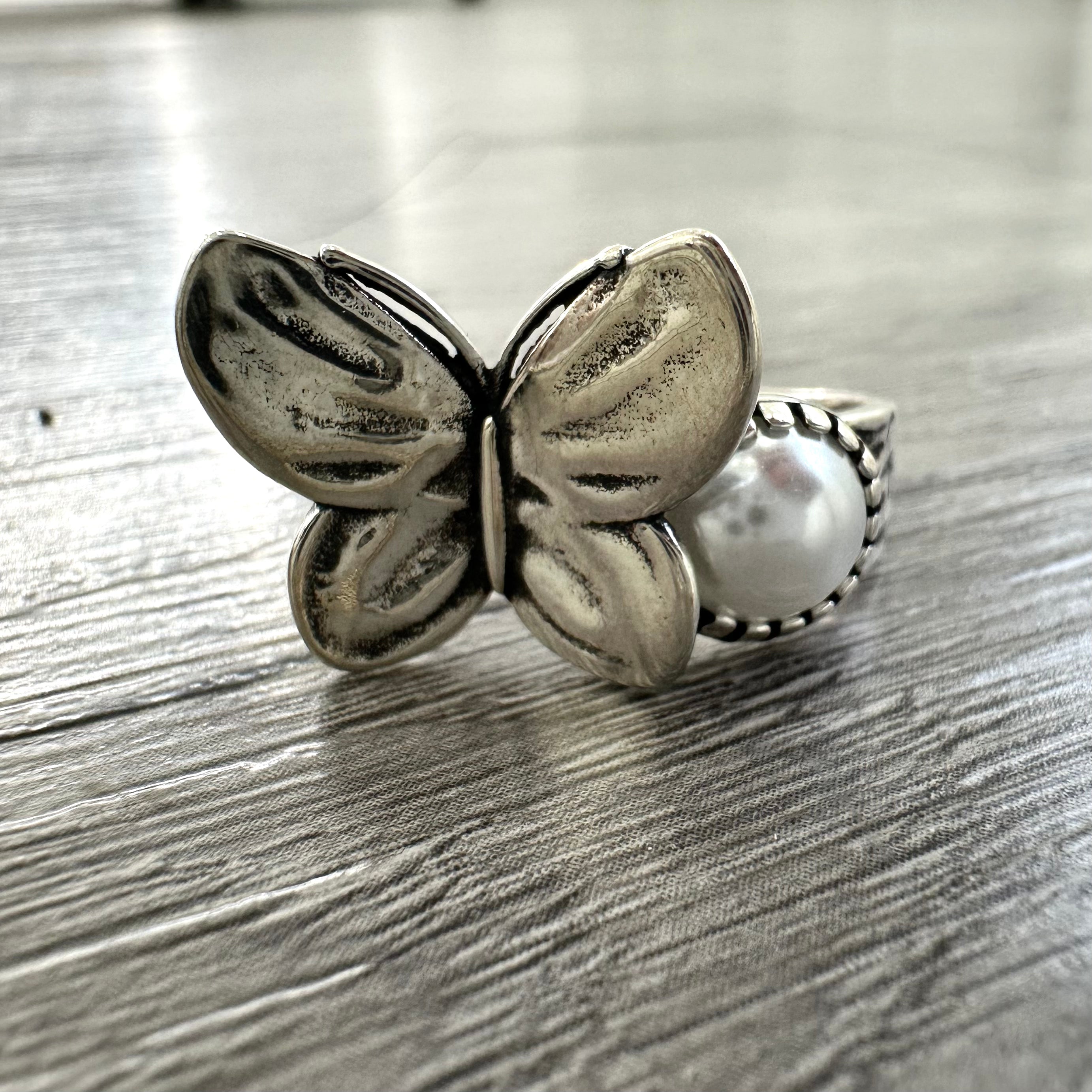 Anello in Argento 925 con Farfalla e Perla Iridescente